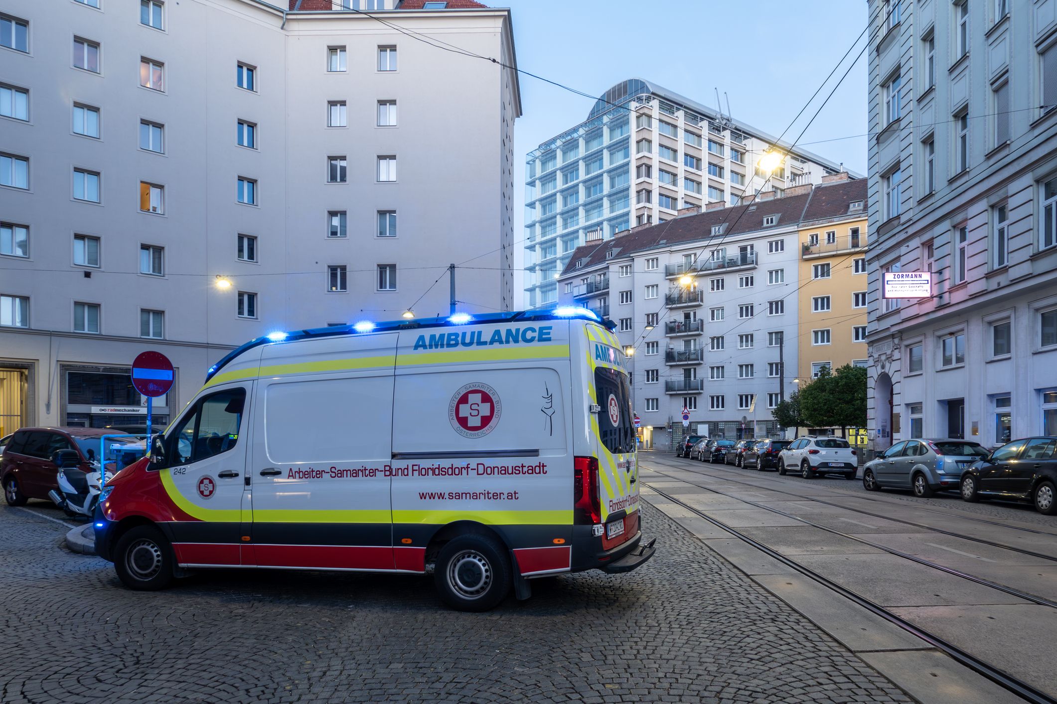 Die Rettung brachte den schwer verletzten Burschen ins Spital. (Symbolbild)