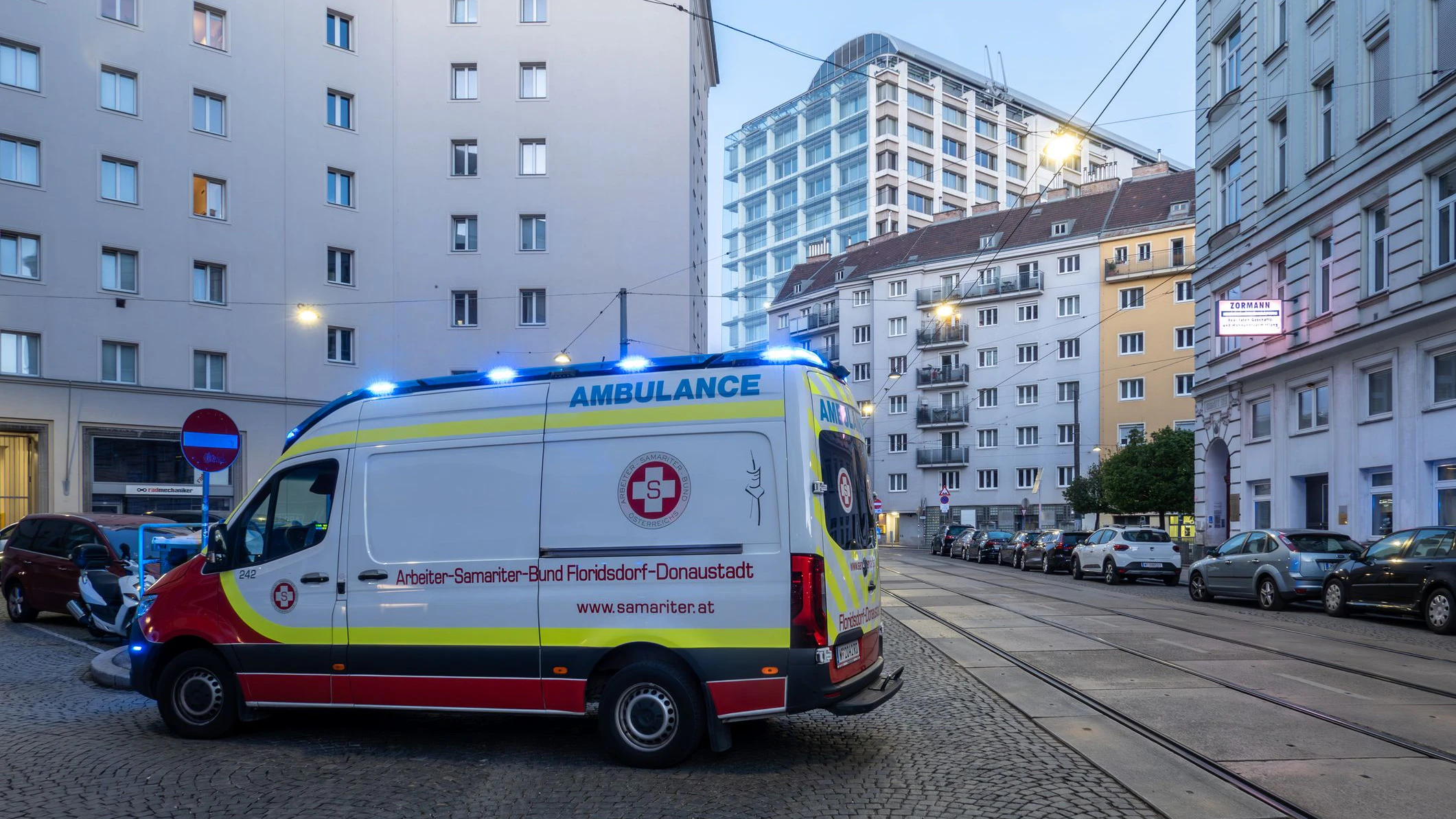 Die Rettung brachte den schwer verletzten Burschen ins Spital. (Symbolbild)