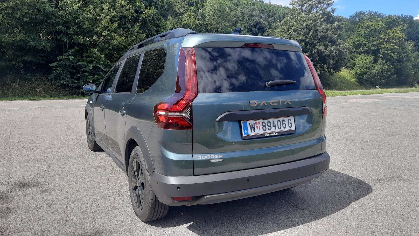 Im Heckbereich erinnert er an einen zusammengepressten Volvo XC 90 der ersten Generation.