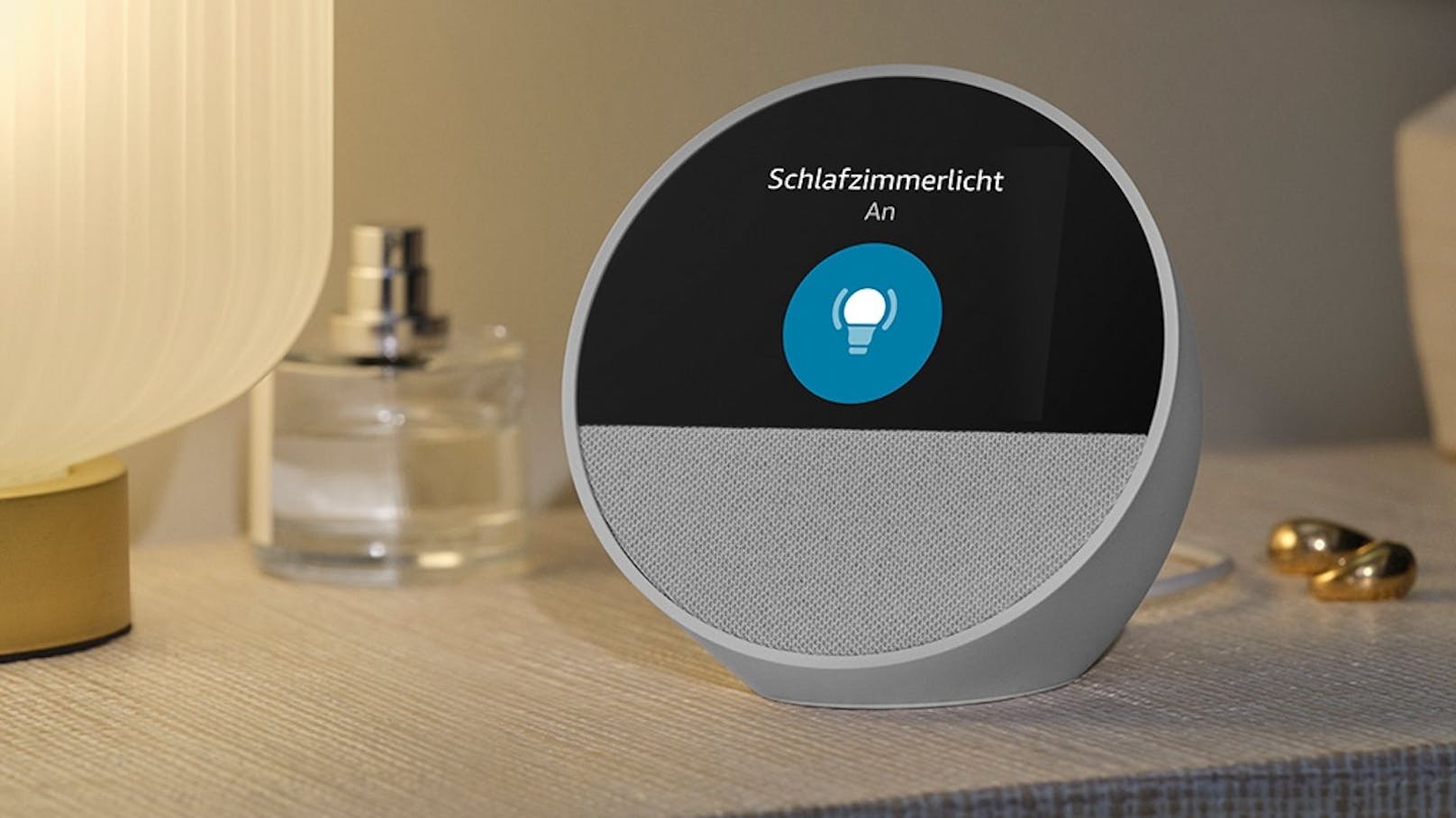 War der erste Echo Spot noch ein waschechter Speaker, gibt es nun ein Display mit wechselbaren Uhrendesigns und einem "Aufwecklicht", ...