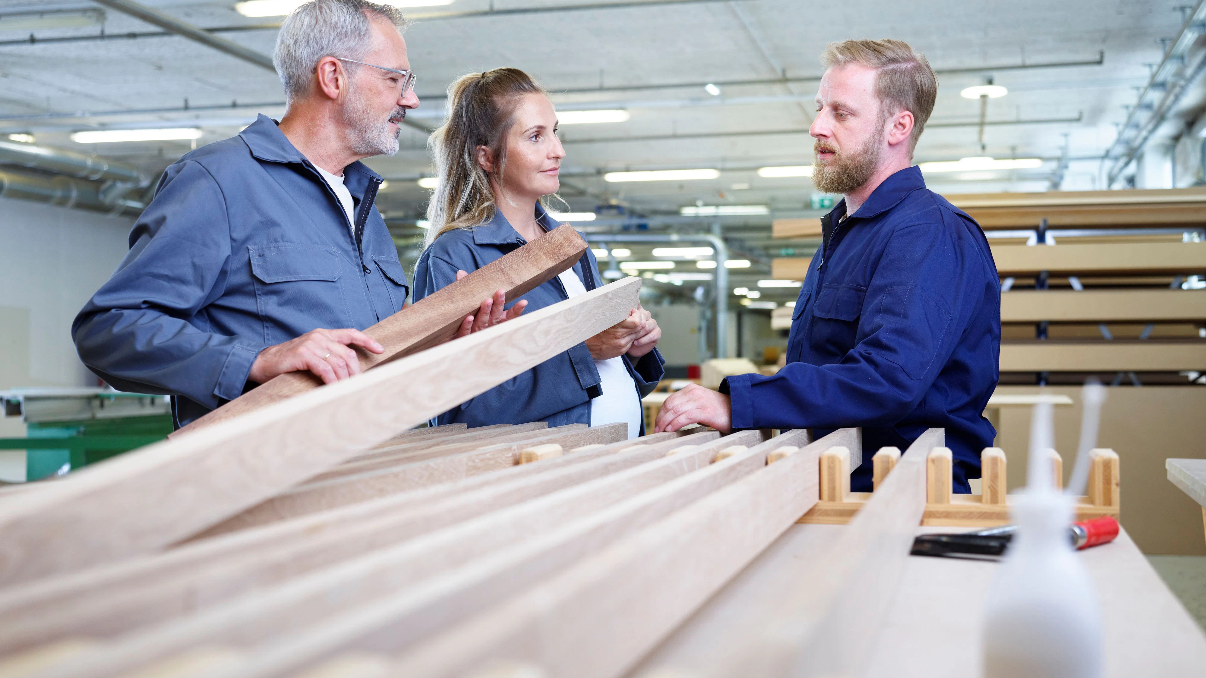 Download von www.picturedesk.com am 16.07.2024 (12:34).  Carpenters discussing over wooden plank in industry - 20230927_PD23908 - Rechteinfo: Royalty Free (RF) Model Released