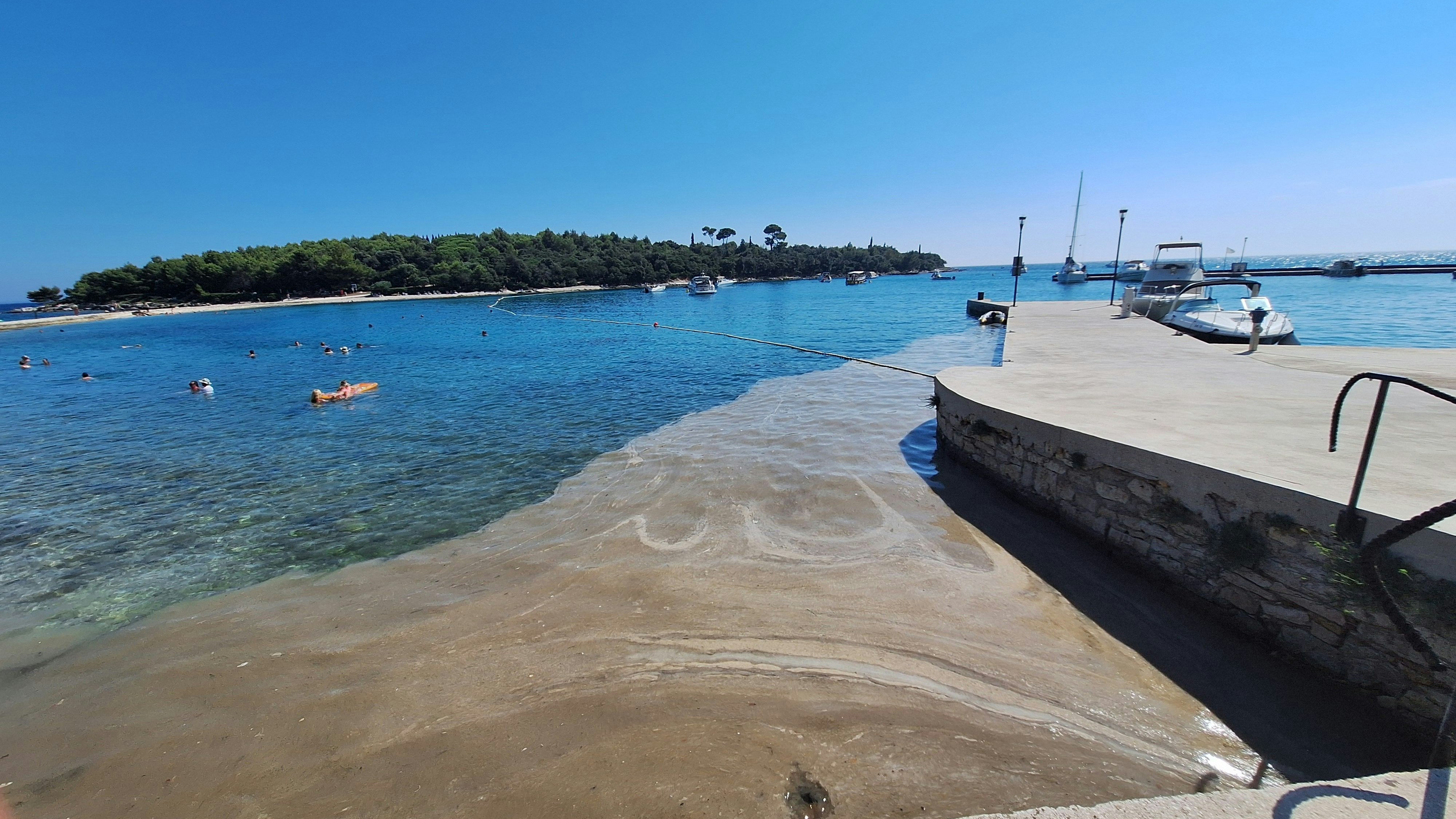 Hitze-Rekord spült nun "Meeresrotz" zu Urlaubs-Hotspot Rovinj