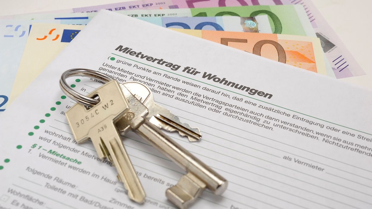 house key and rental contract for apartment - in German language: Mietvertrag für Wohnungen