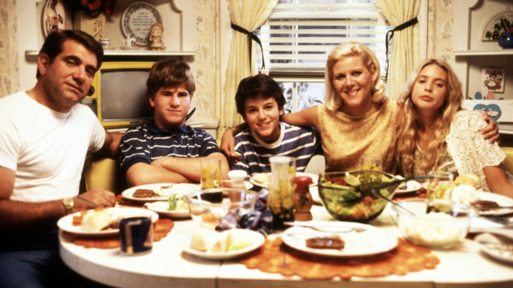 Download von www.picturedesk.com am 16.07.2024 (16:50).  © Everett Collection/CONTRAST - EVC TSDWOYE EC002  --  WONDER YEARS, Dan Lauria, Jason Hervey, Fred Savage, Alley Mills, Olivia D'Abo, 1988-93 - 20051018_PD5337 - Rechteinfo: Rights Managed (RM)