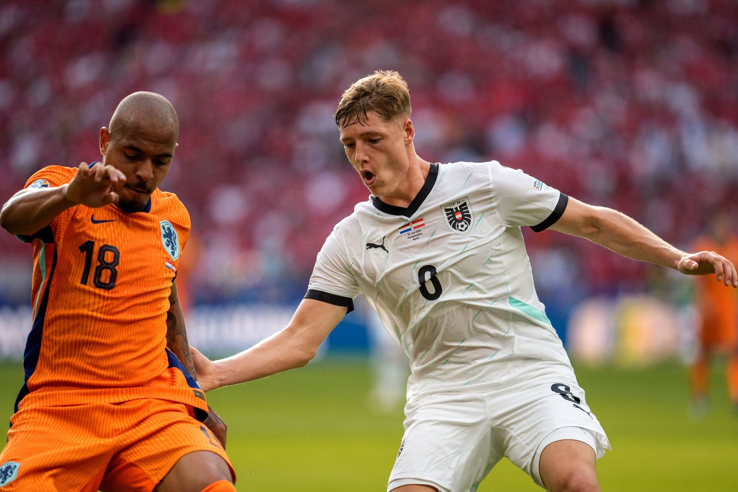 Alexander Prass wird von zwei Topteams beobachtet. 