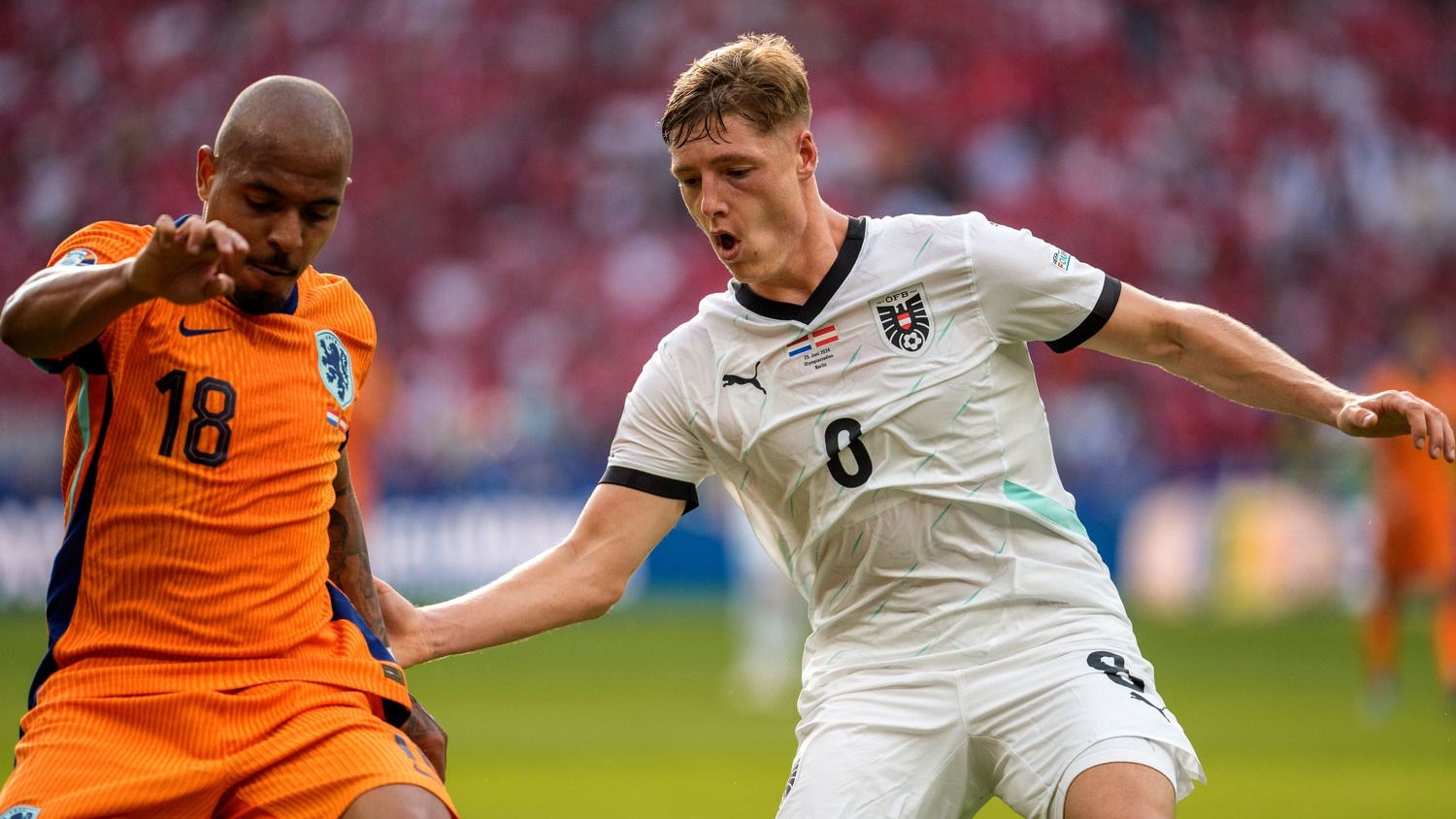 Alexander Prass wird von zwei Topteams beobachtet. 