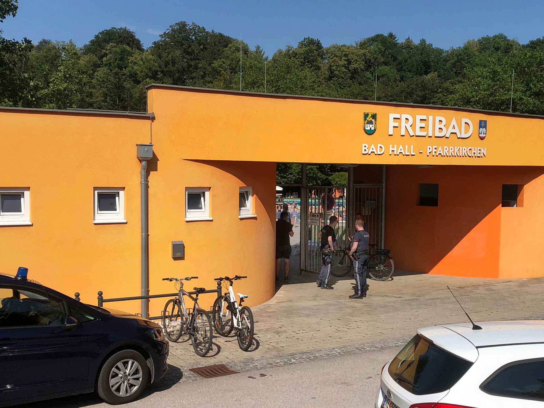 Schon wieder dramatische Szenen in einem Freibad: Ein zehnjähriges Mädchen konnte in letzter Minute vor dem Ertrinken gerettet werden.