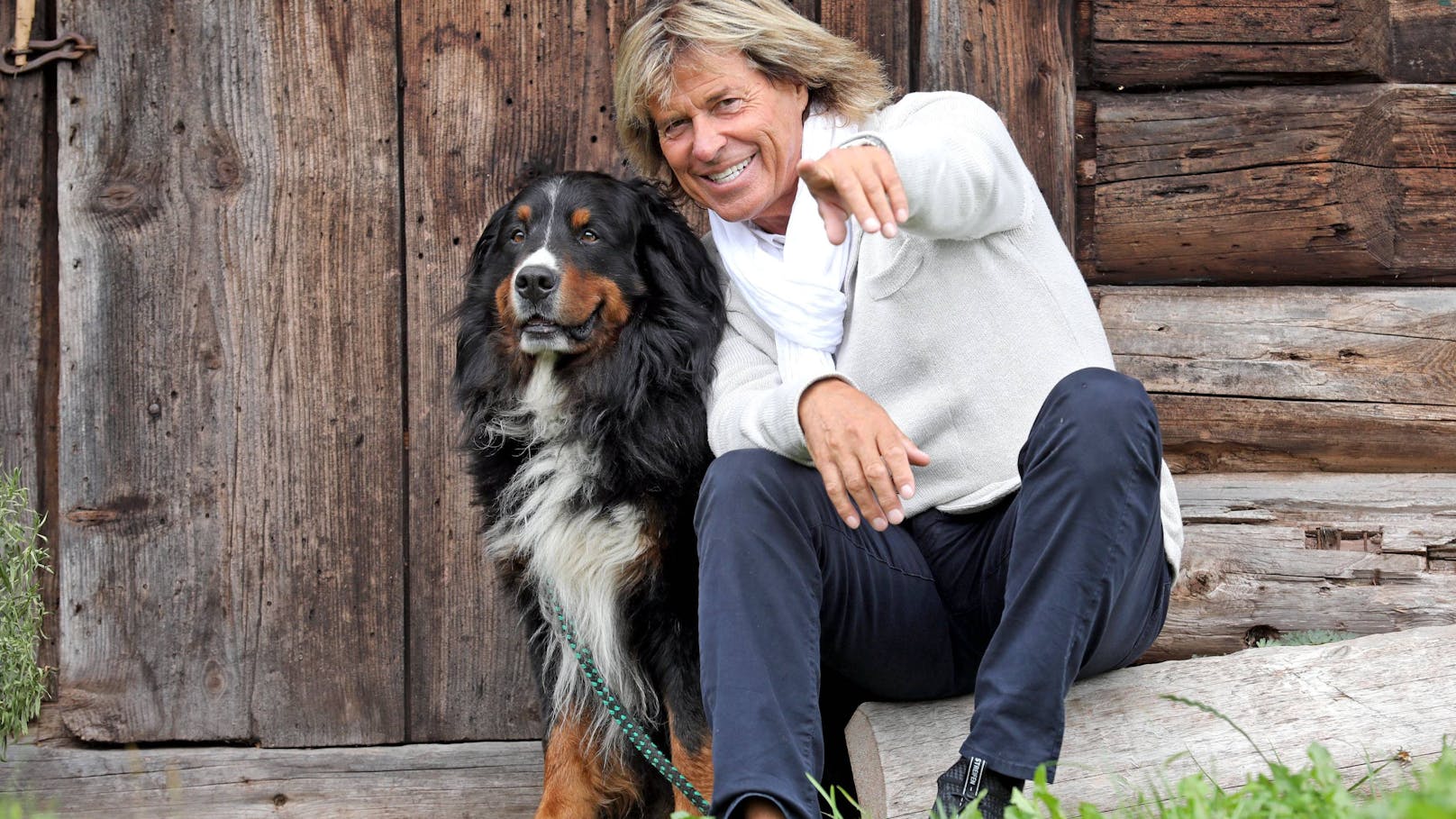 Hansi Hinterseer mit seinem Berner Sennenhund "Ustin" während eines Fototermins anlässlich der Präsentation seiner neuen CD "Ich halt zu Dir" (2019) auf der Seidlalm in Kitzbühel.