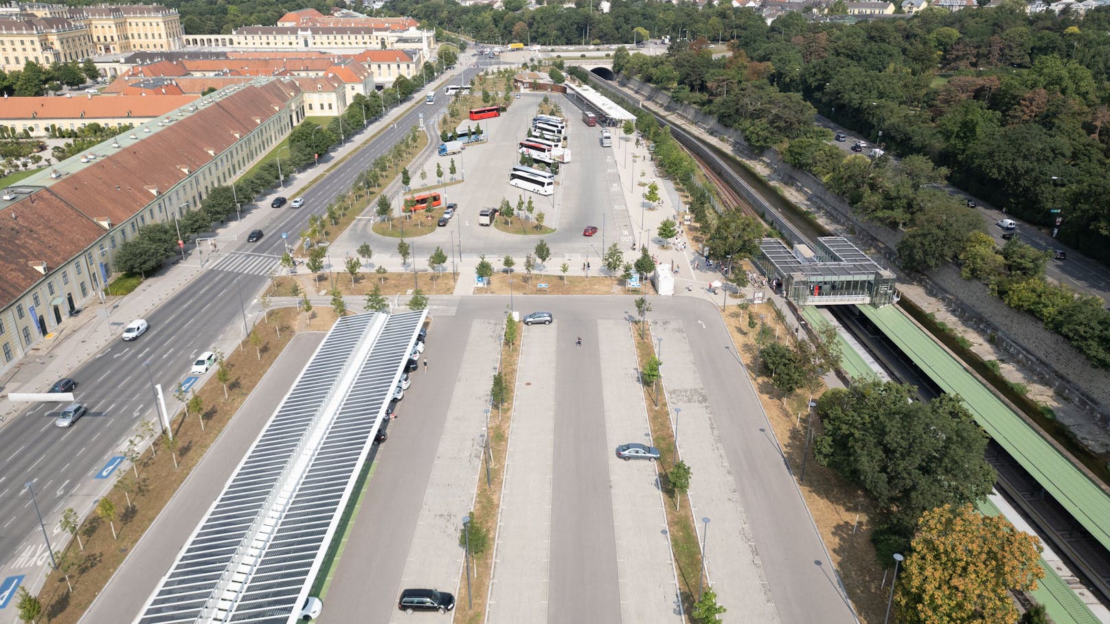 Eine der vielen Betonwüsten Österreichs: Parkplatz vor dem Schloss Schönbrunn.