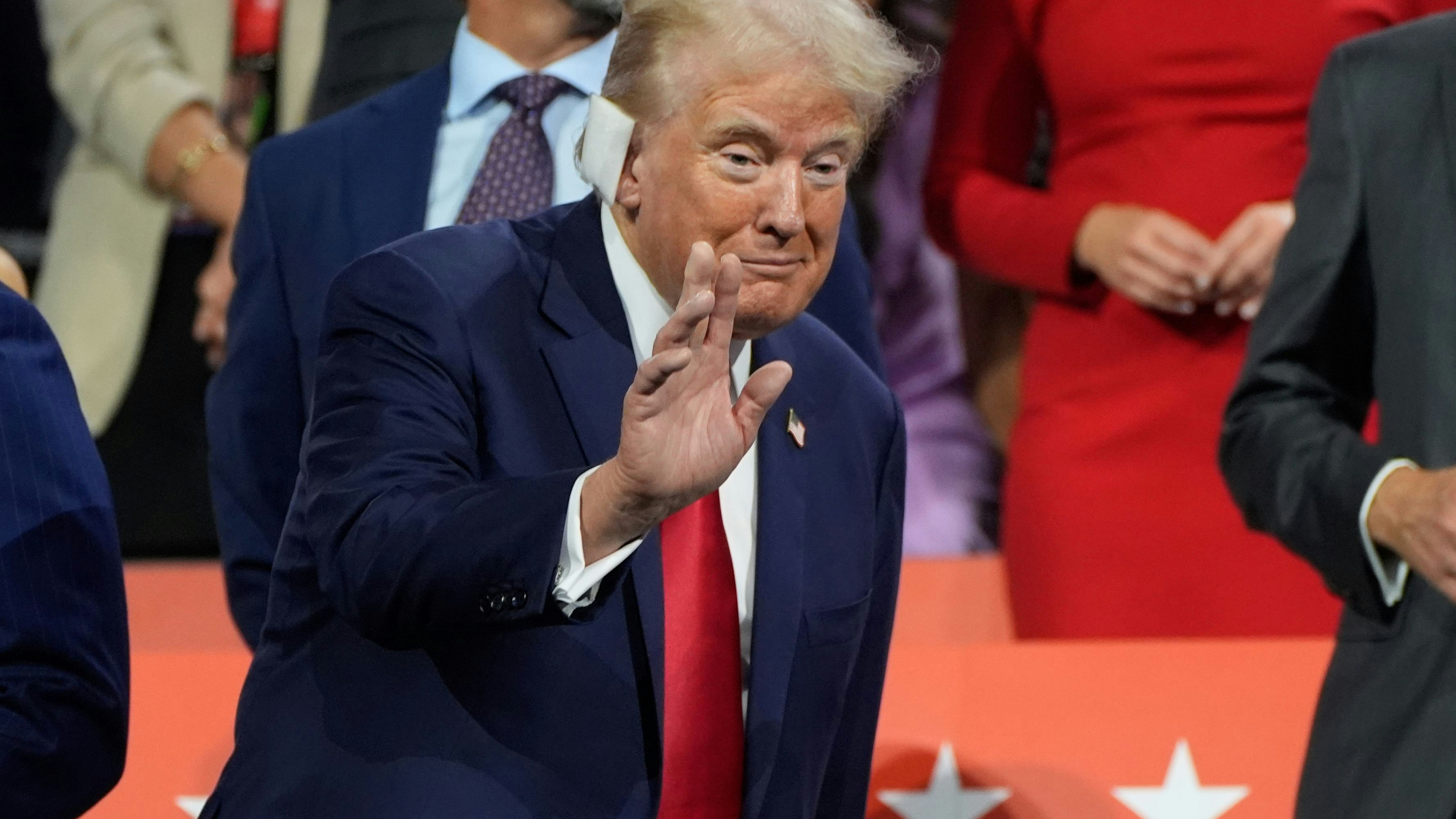 Download von www.picturedesk.com am 16.07.2024 (12:45).  Republican presidential candidate former President Donald Trump appears during the Republican National Convention Monday, July 15, 2024, in Milwaukee. (AP Photo/Paul Sancya) - 20240716_PD1387 - Rechteinfo: Rights Managed (RM)