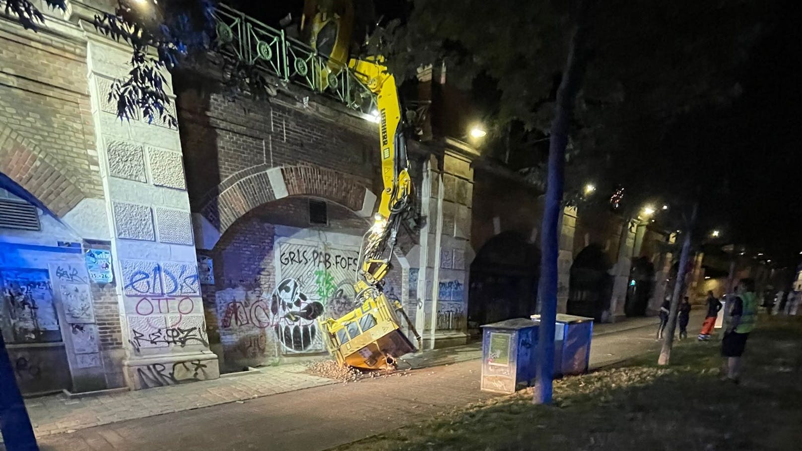 Im Bereich der U6 Josefstädter Straße ist ein Kran auf das Gleisbett gekracht.