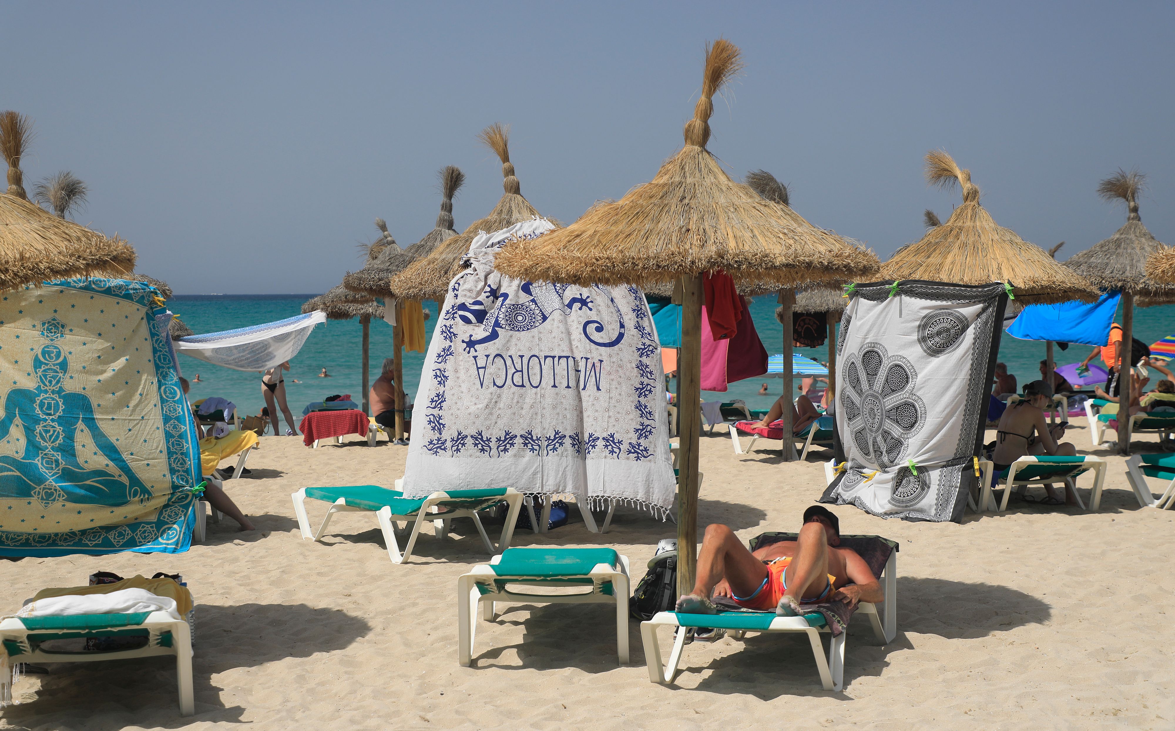 Die Strandliege mit dem Handtuch besetzen, war gestern. Jetzt haben Touristen eine neue Taktik.