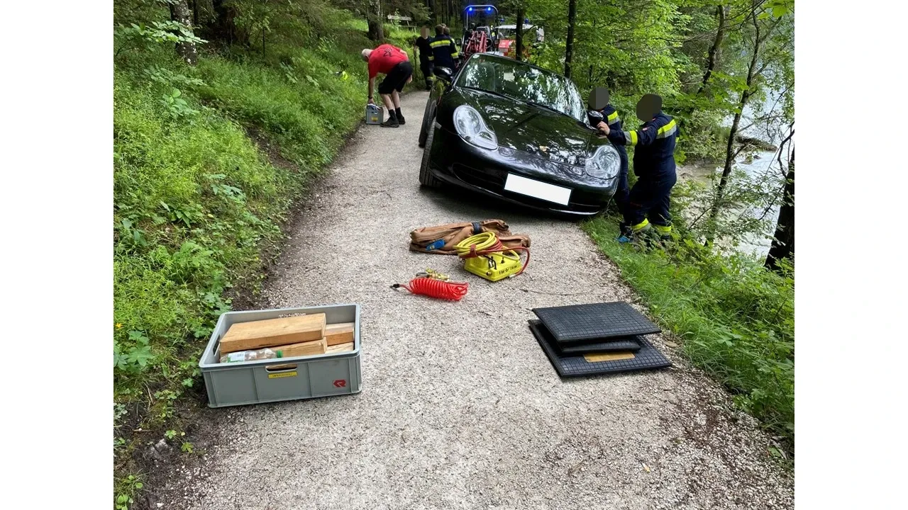 Nur mit zwei Greifzügen und Hebekissen konnte das Fahrzeug wieder auf den Gehweg verfrachtet werden.