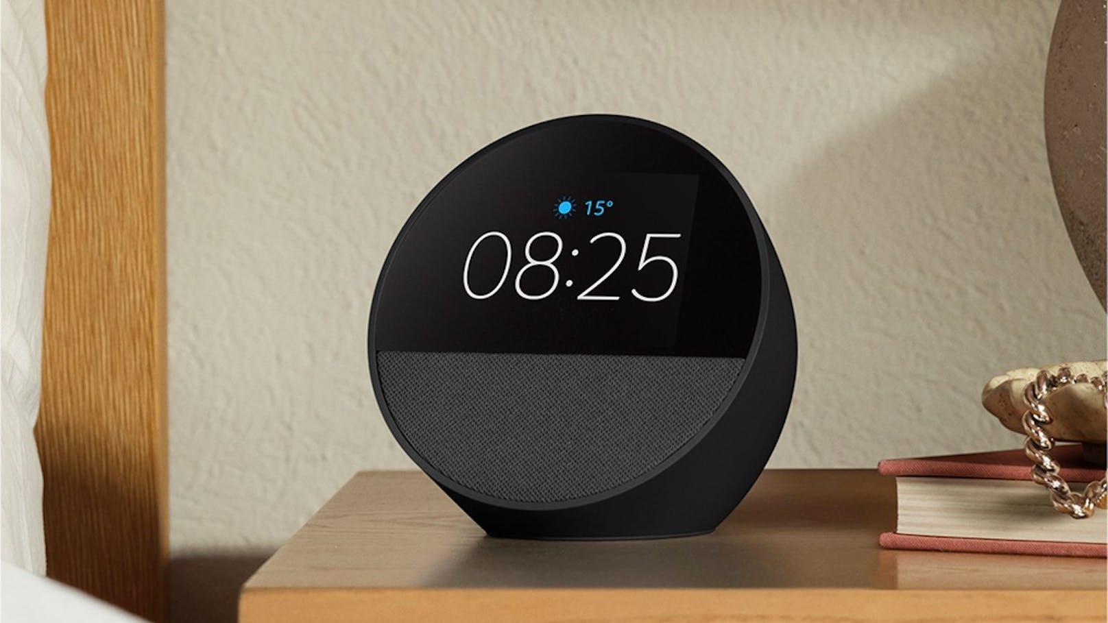 "Das Display des Echo Spot lässt sich individuell an die Optik des Schlafzimmers anpassen. Es stehen sechs verschiedene Farbgebungen – ...