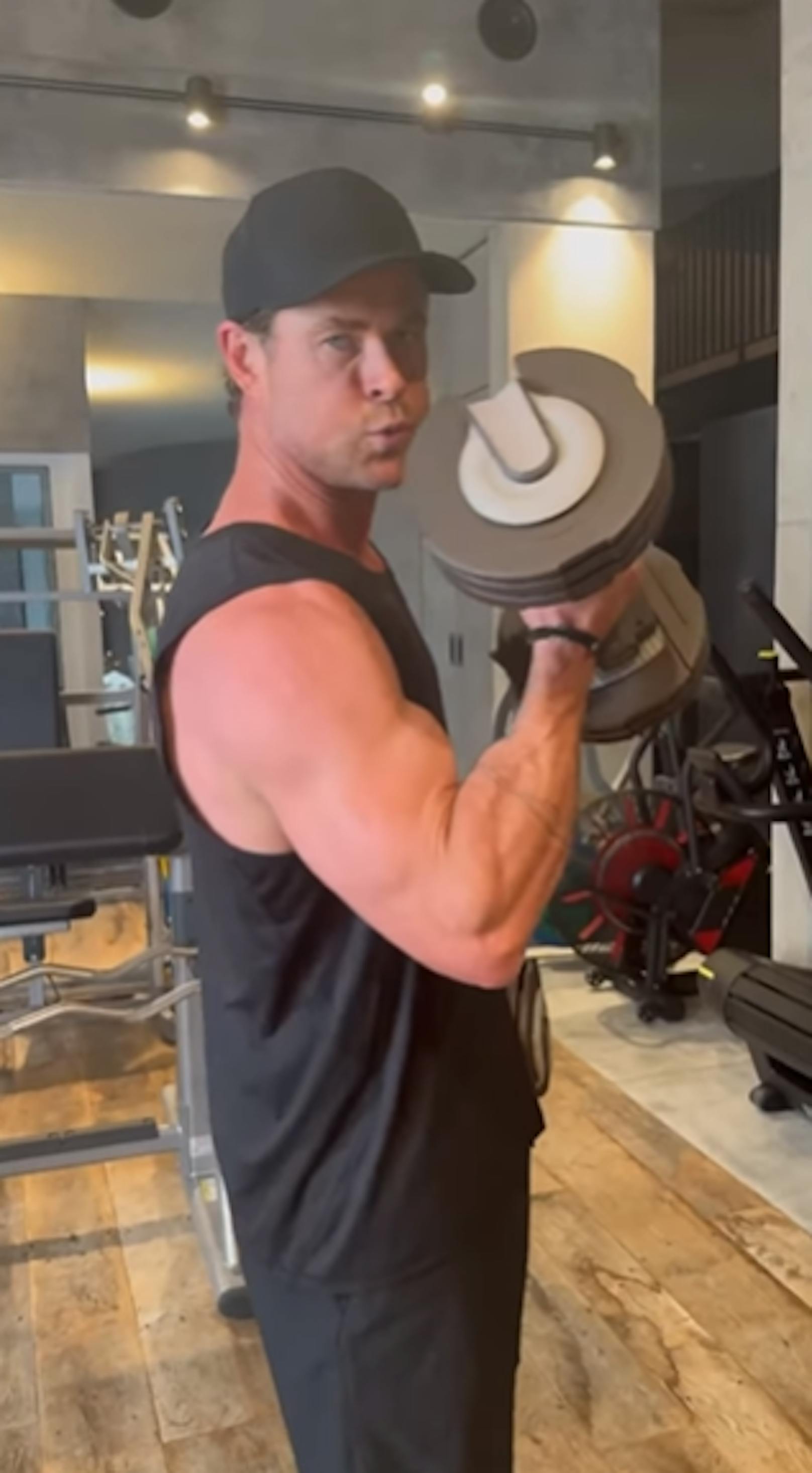 Chris Hemsworth zeigt, wie er zu seinen harten Muskeln kommt.