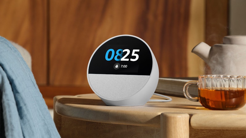 Bei aktivierten Weckern kann man auf die Oberseite des Echo Spot tippen, um etwas mehr Schlummerzeit herauszuholen.