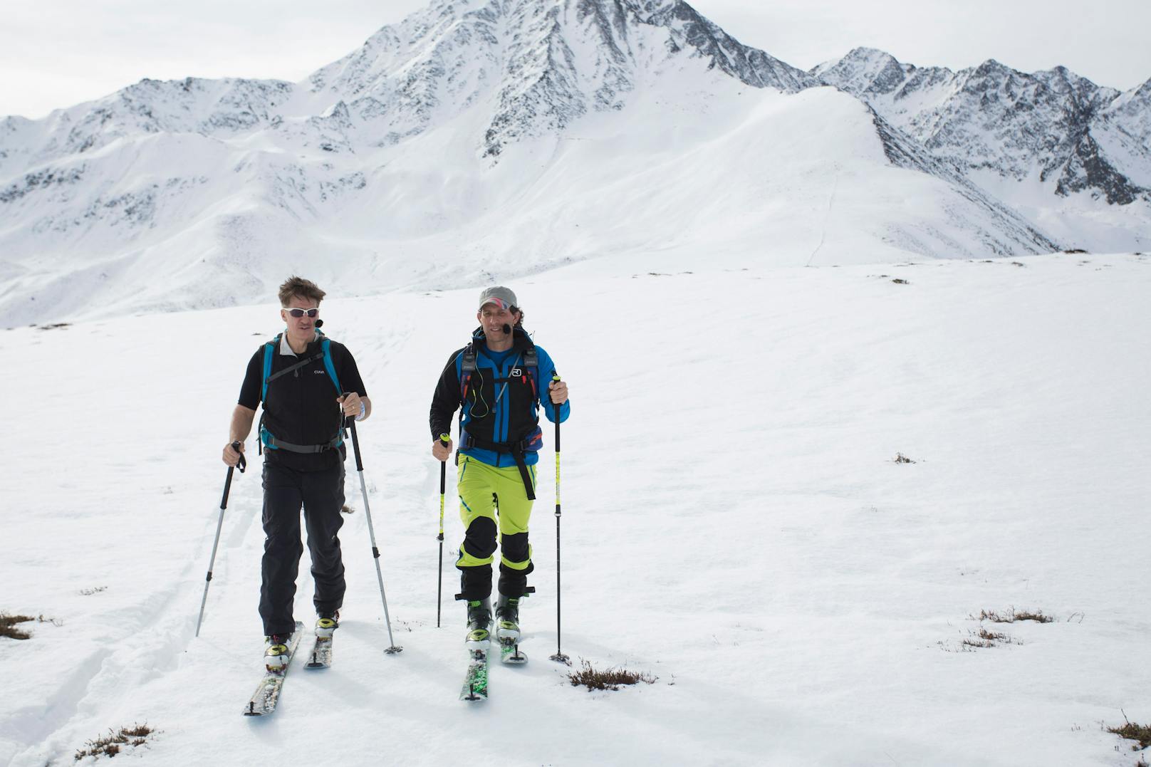 Sportlich mit den Ski unterwegs: Tobias Moretti und Tom Walek