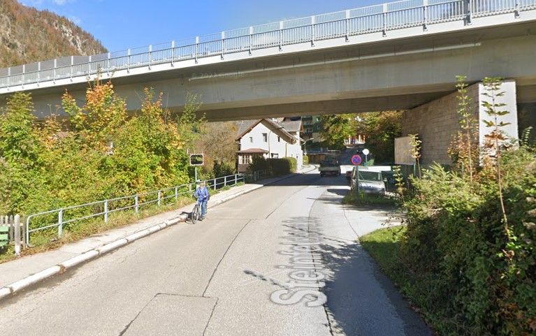 Unter dieser Brücke in der Steinfeldstraße in Bad Ischl (Bez. Gmunden) befindet sich jetzt das mobile Geheim-Radar.