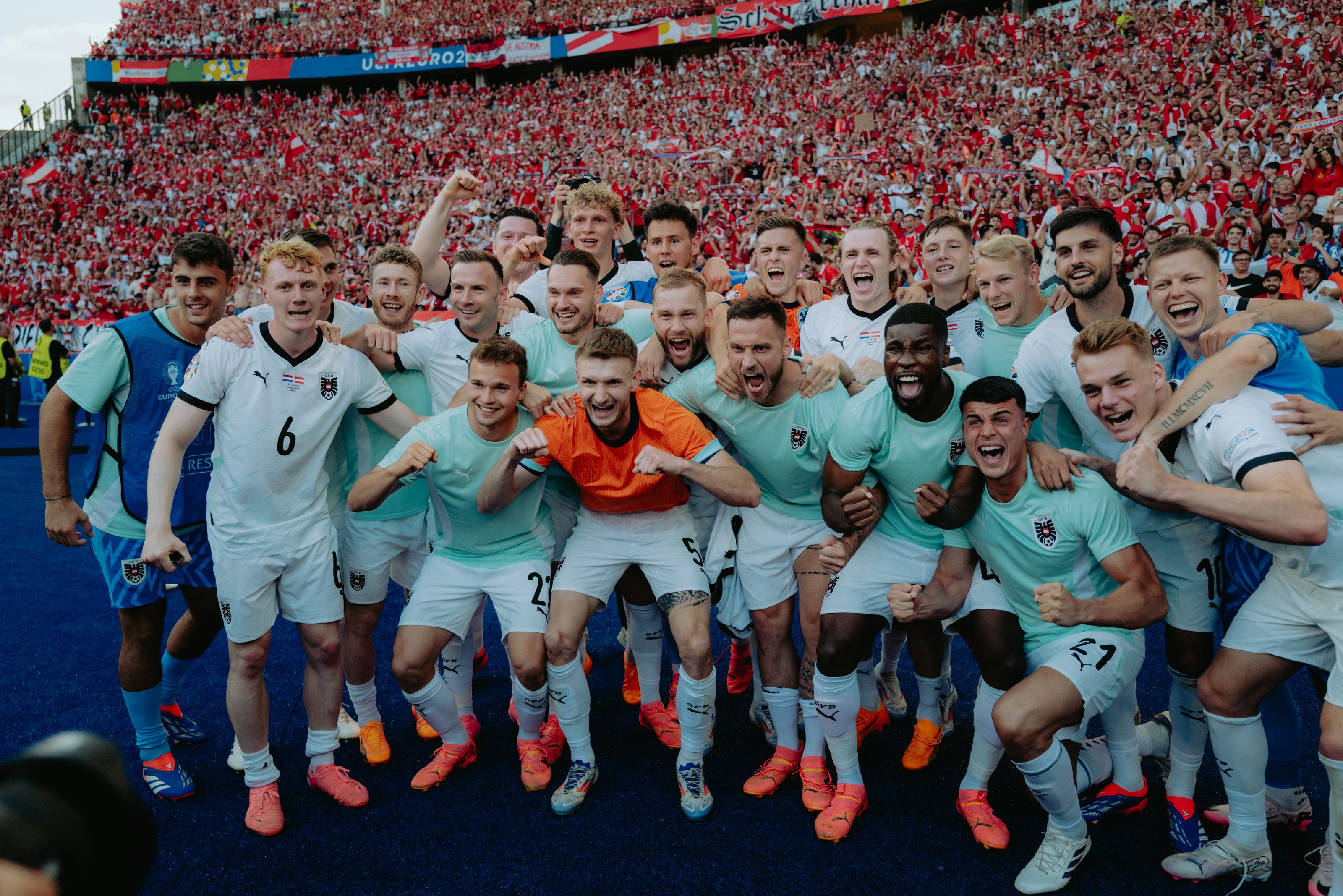 Das ÖFB-Team jubelt über den Sieg gegen die Niederlande bei der Fußball-EM 2024.