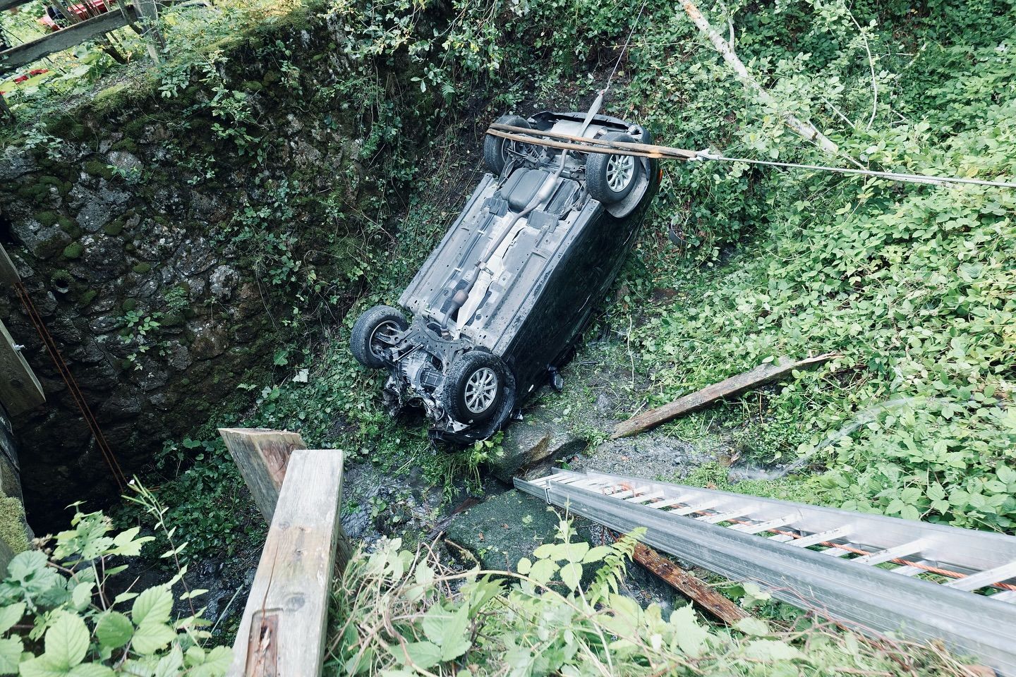 Der Autofahrer kam von der Straße ab und stürzte in ein Bachbett.
