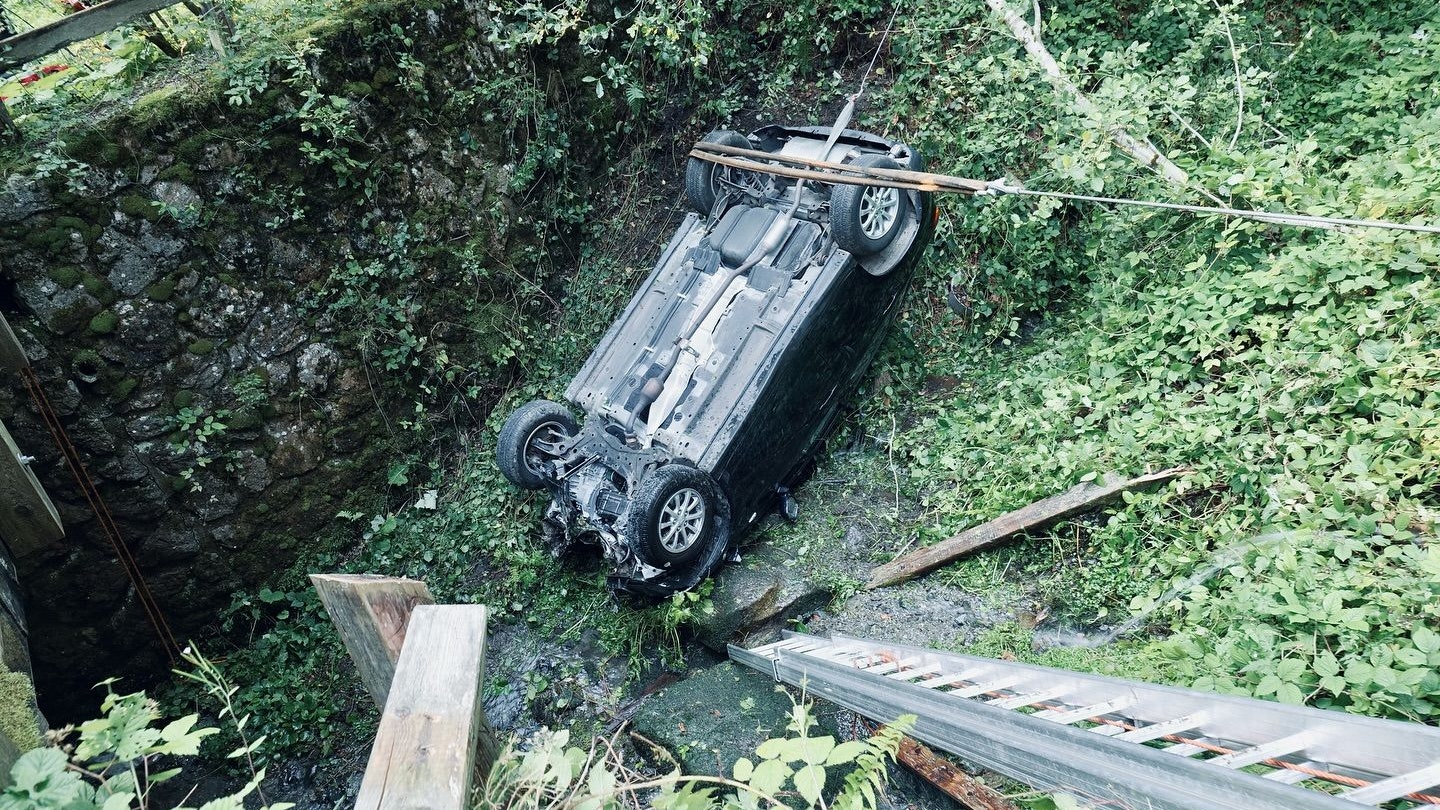 Der Autofahrer kam von der Straße ab und stürzte in ein Bachbett.