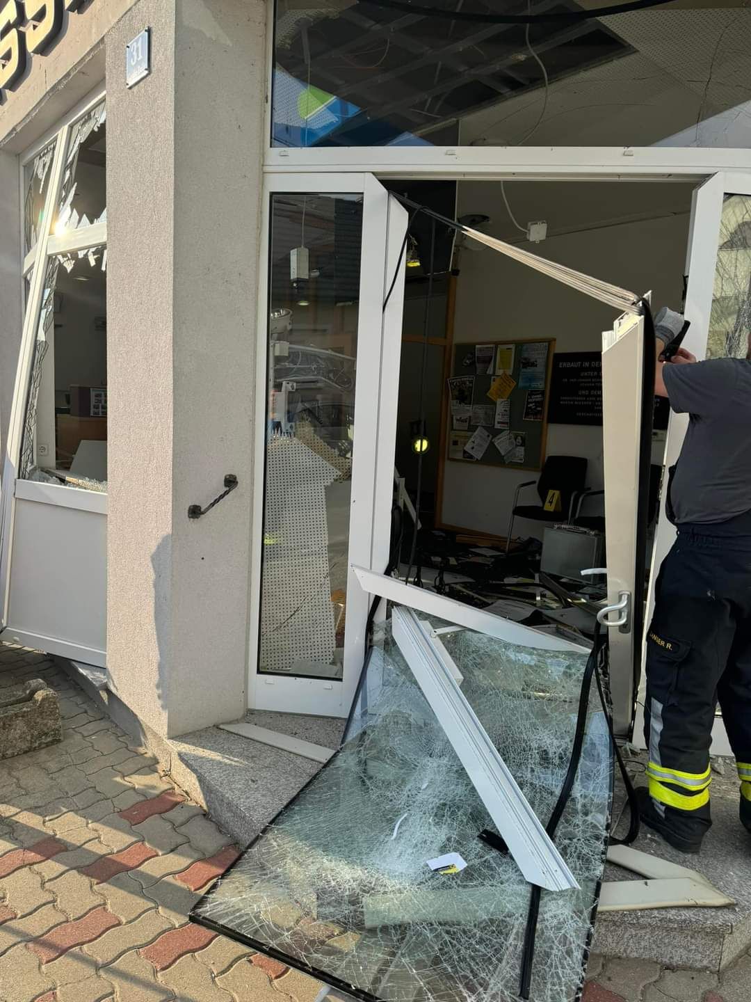 Sicherungsarbeiten nach Bankomatsprengung in Schrattenberg
