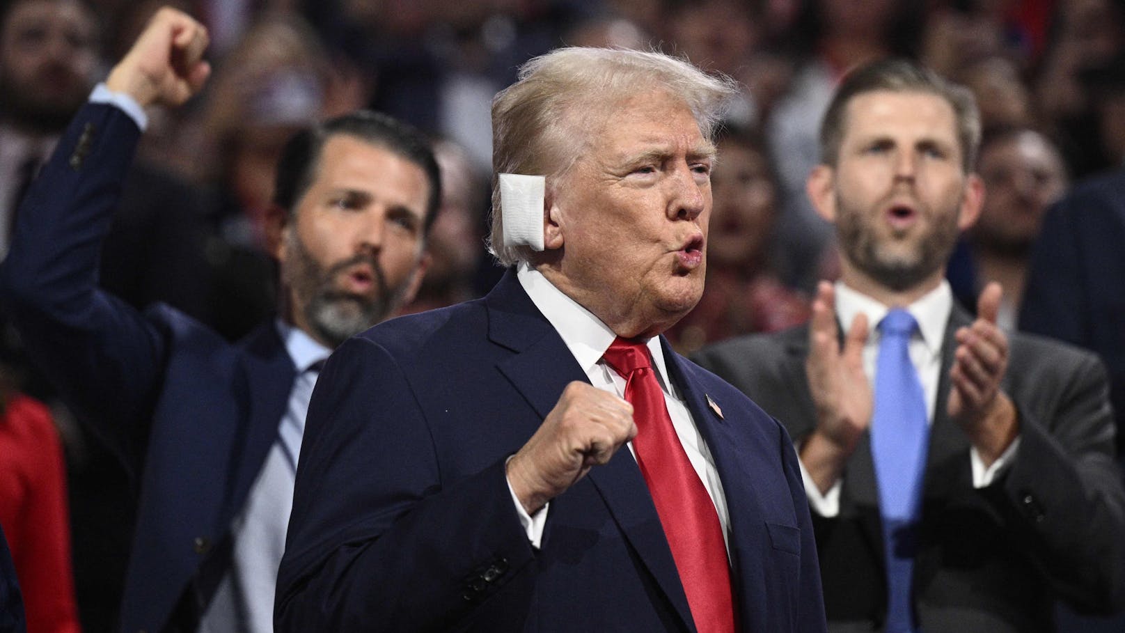 Trump erscheint nach Attentat mit Verband am Ohr