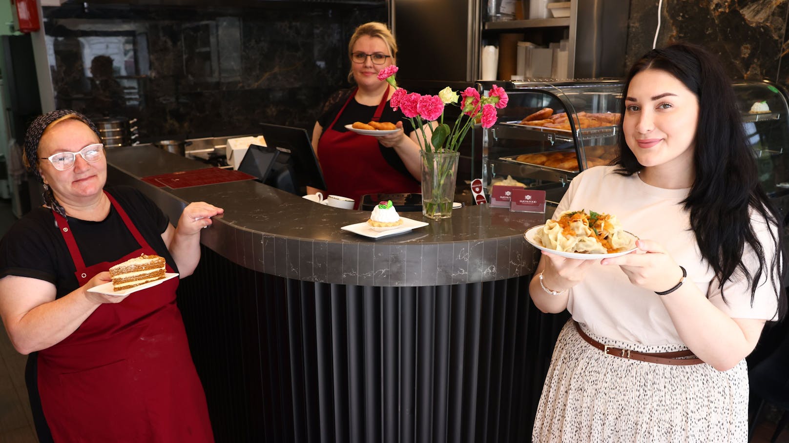 Charmantes Team: Amina Iblaeva, Julia Tichonova (Chefköchin) und Ludmila Magamadowa (Köchin) (v.re.)