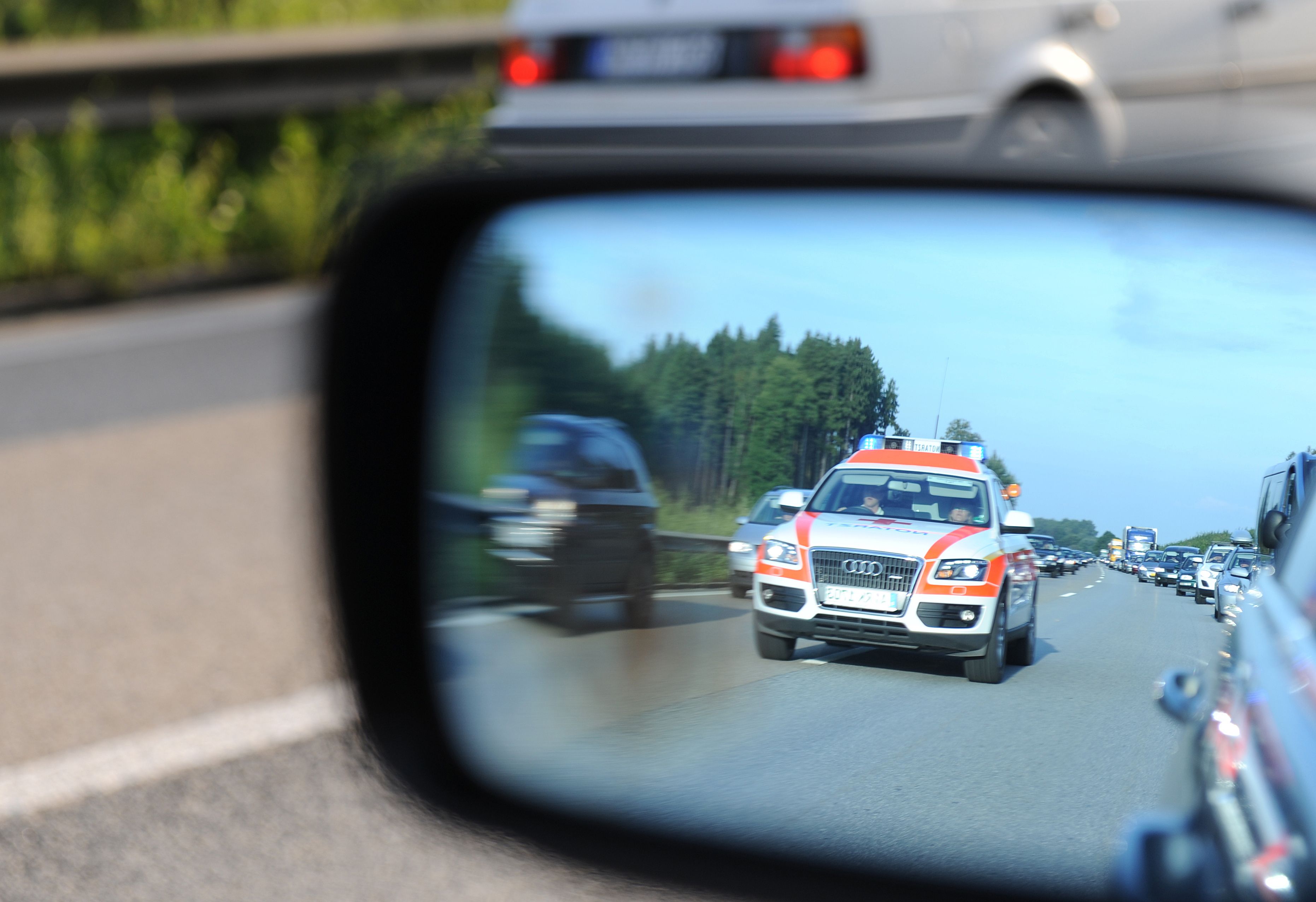 Archivbild eines Notarzteinsatzes auf der Autobahn. 