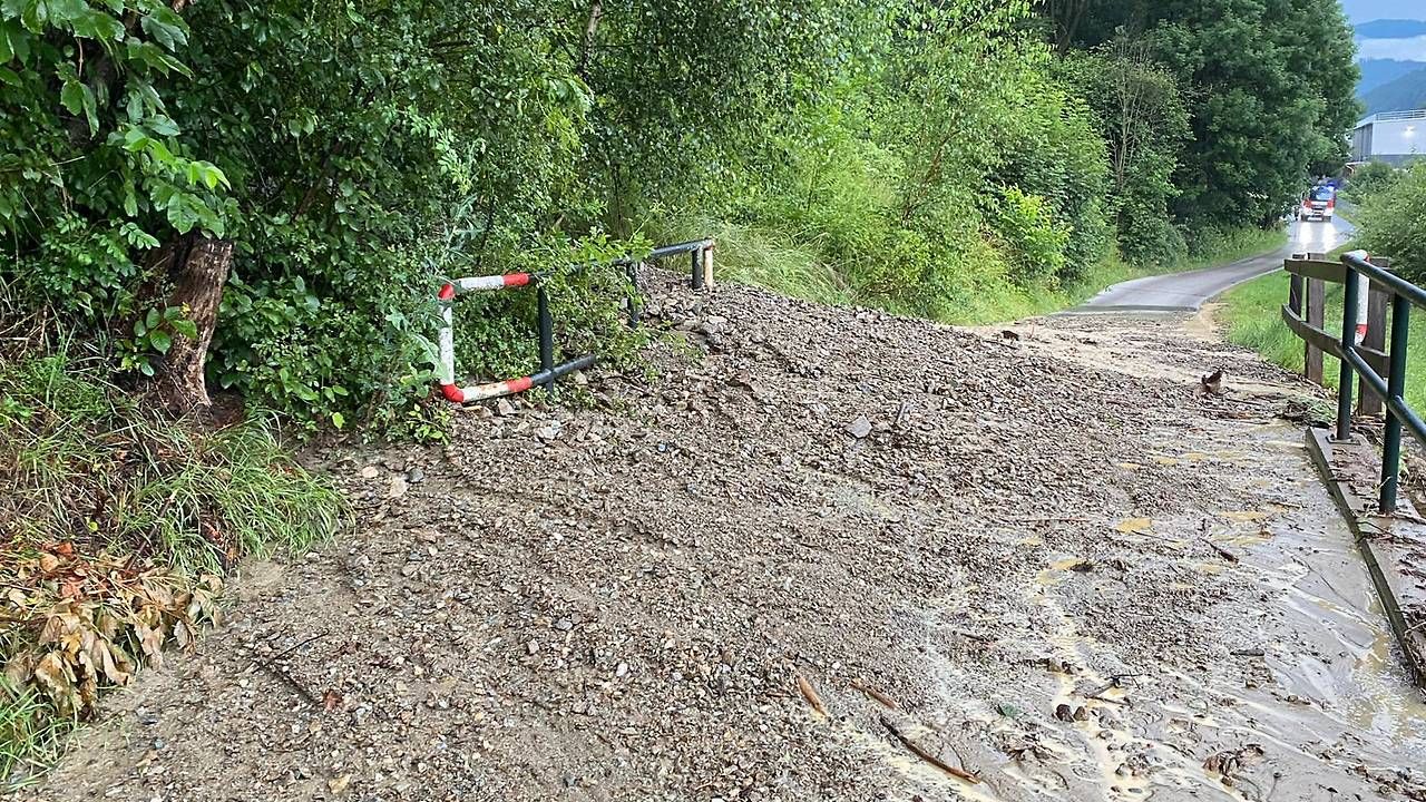 Eine Mure hat in Hönigsberg eine Straße unpassierbar gemacht. 