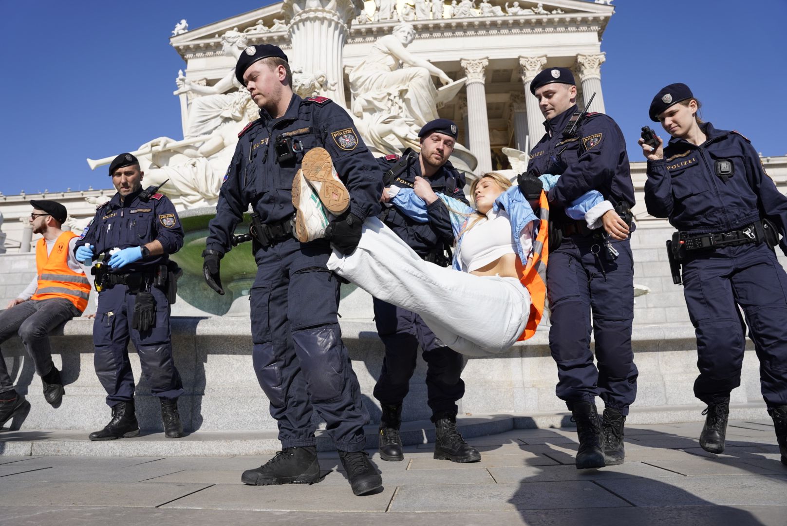 Anja Windl wurde von der Polizei festgenommen und befindet sich in Haft.
