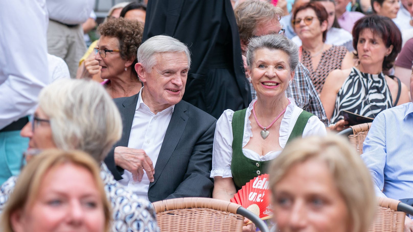 Thomas Schäfer-Elmayer und seine Christine Zach im Publikum 