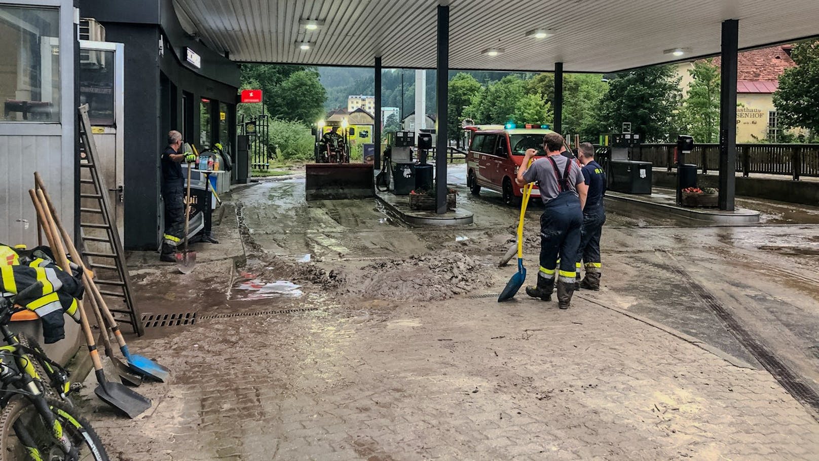 Eine Tankstelle nach den heftigen Regenfällen in Thörl.