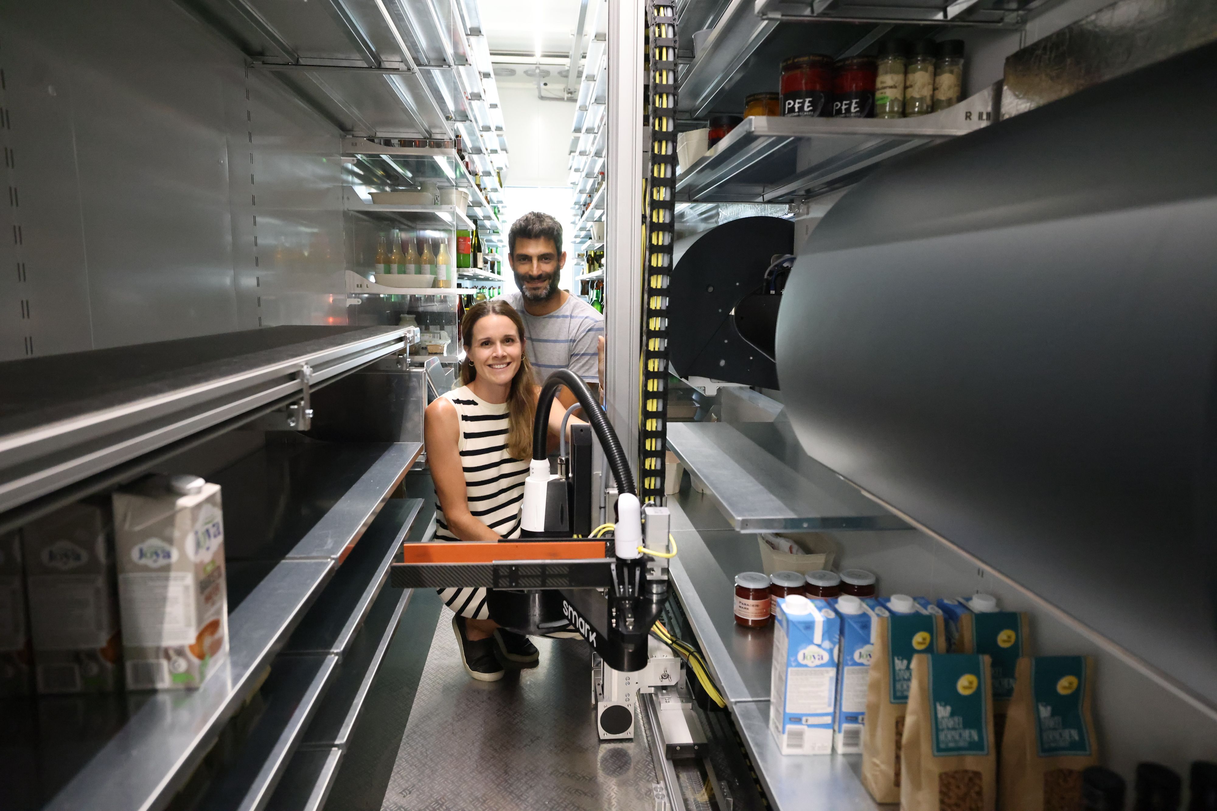 Laura und Johannes Trauntschnig mit Roboter Marty.