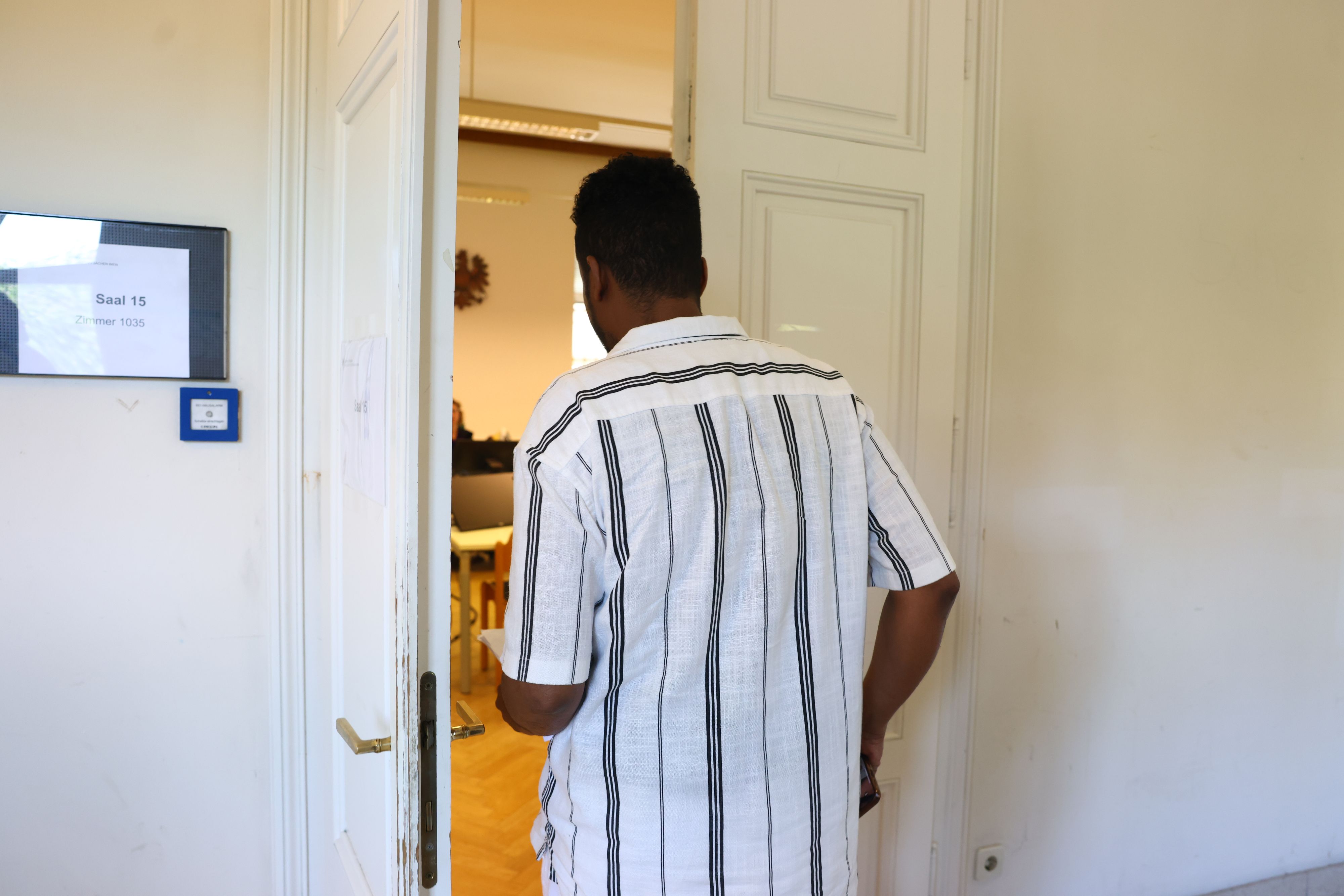 Der Somalier am Mittwoch vor Gericht. Dort sprach er von Notwehr. Das entstellte Opfer kam nicht – vertagt.