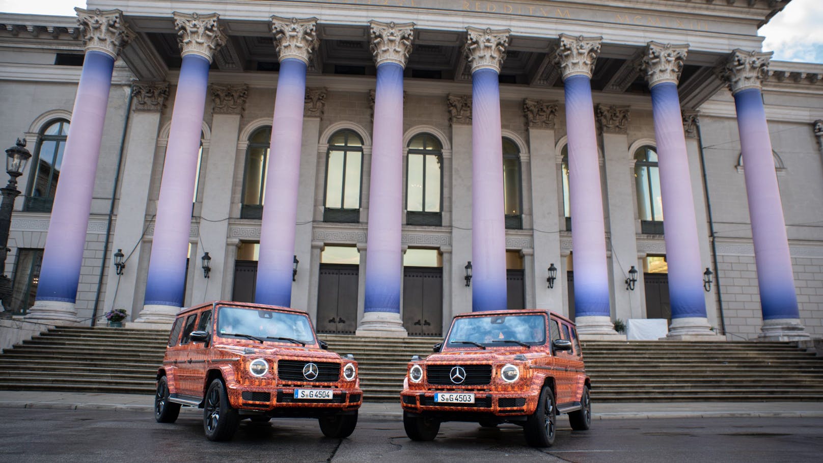 "Es war ein unglaubliches Erlebnis, mal mit einer Mercedes-Benz G-Klasse im LEGO Technic Look durch München zu fahren", so Schweighöfer.