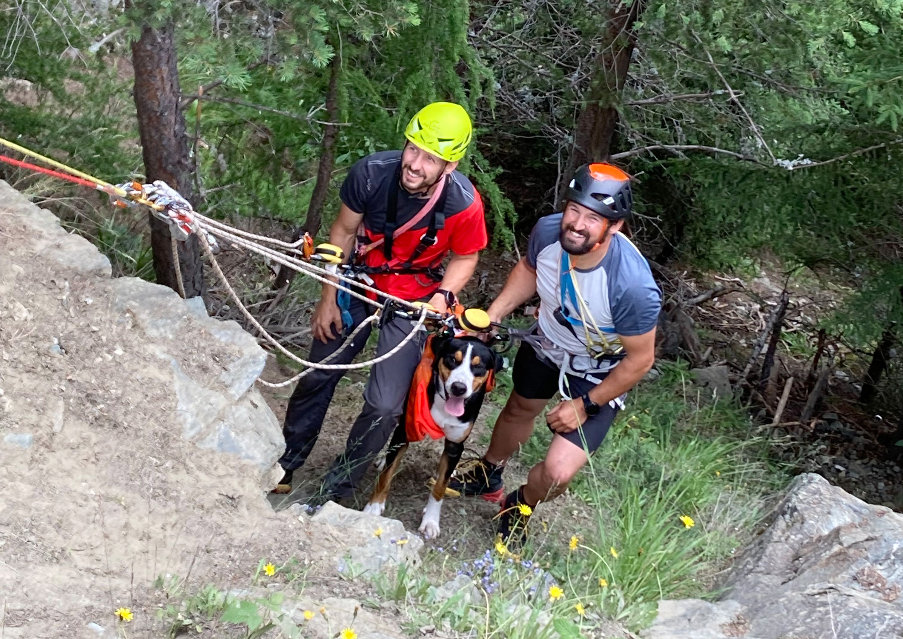Thomas und Fabian von der Bergrettung Längenfeld retteten Kosmo nach seinem Absturz.