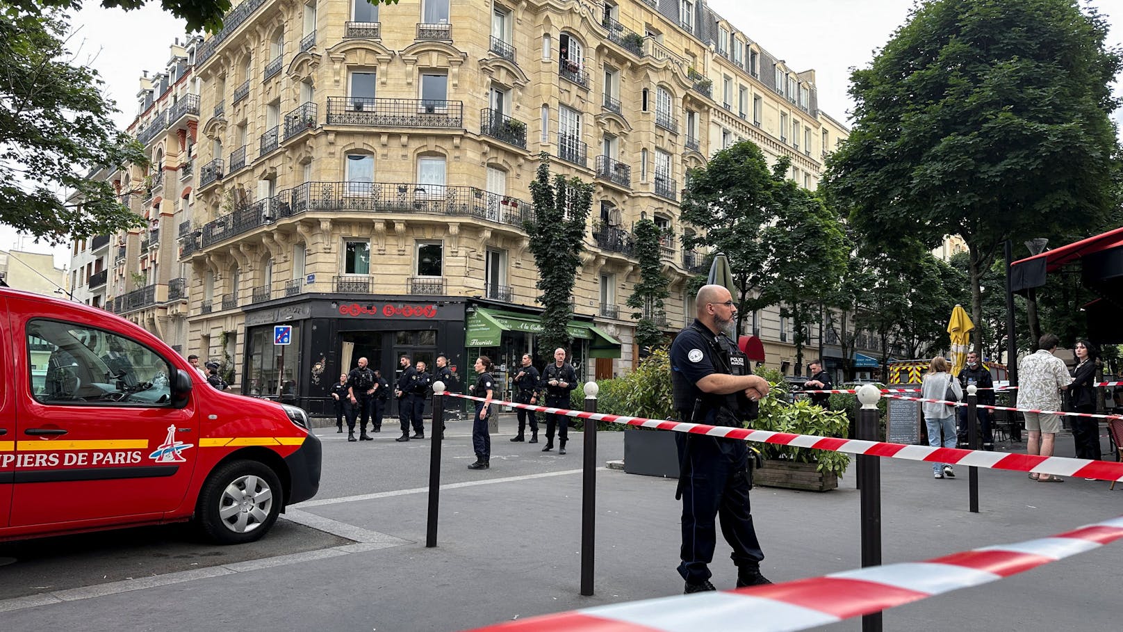 Auto rast in Pariser Café – drei Schwerverletzte