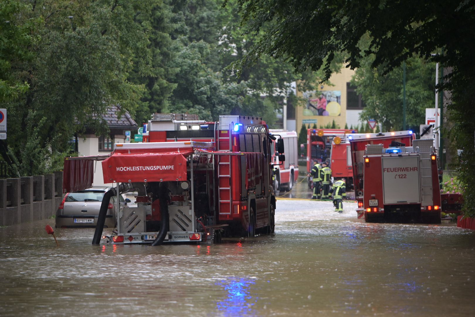 Die Rettungskräfte stehen im Dauereinsatz – es kommt zu Evakuierungen.