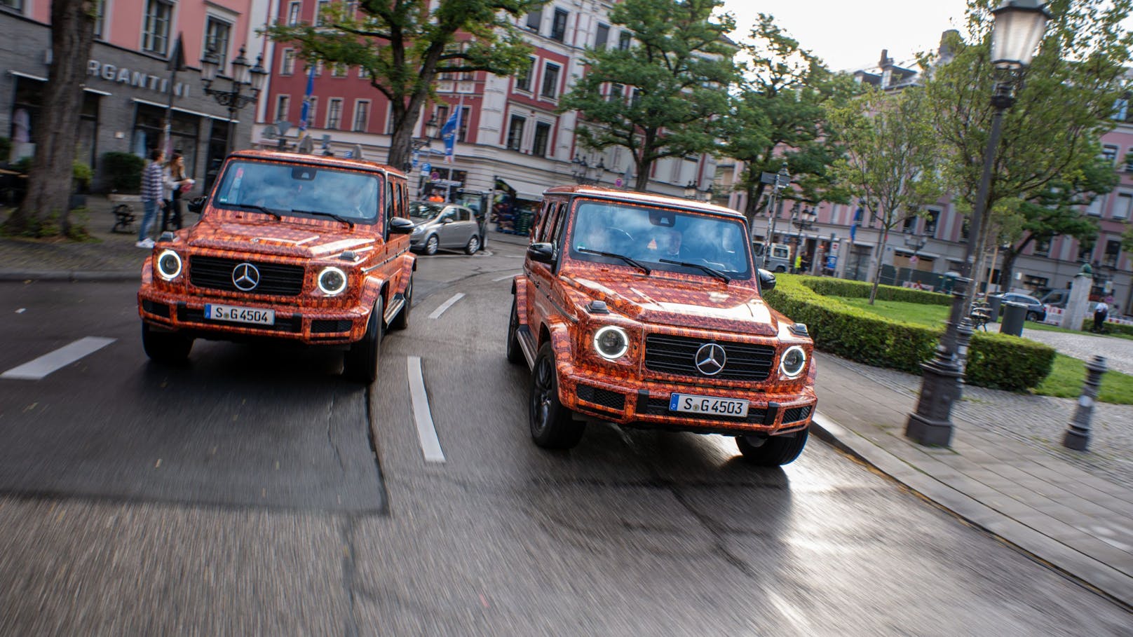 Davor gab es allerdings spektakuläre Vorbereitungen: Zwei Mercedes-Benz G-Klassen wurden in täuschend echte LEGO-Versionen verwandelt.