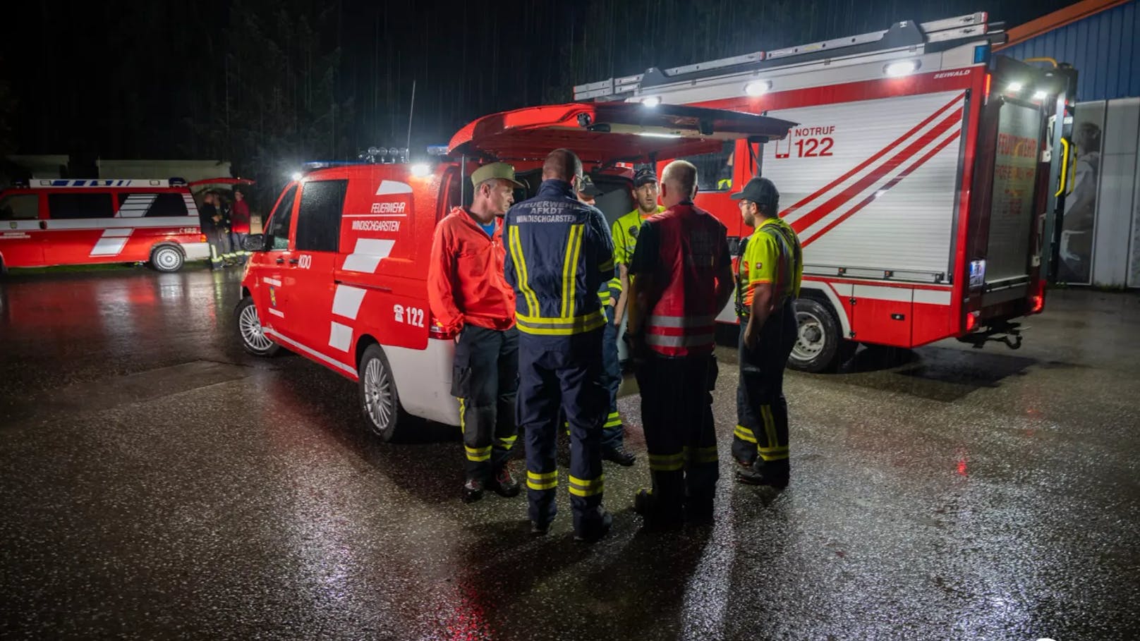 Die Polizei und die Feuerwehren Windischgarsten und Rosenau am Hengstpass wurden Dienstagnacht zu einer Personensuche alarmiert.