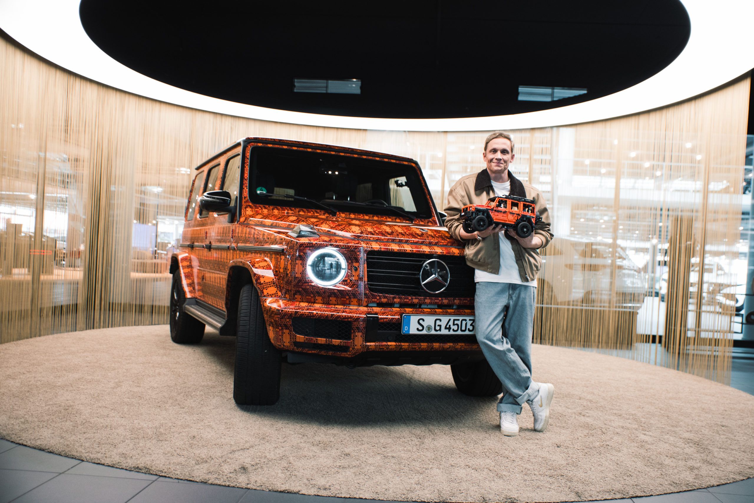 In Zusammenarbeit mit Schauspieler Matthias Schweighöfer boten die LEGO GmbH und Mercedes-Benz eine Überraschungs-Aktion.