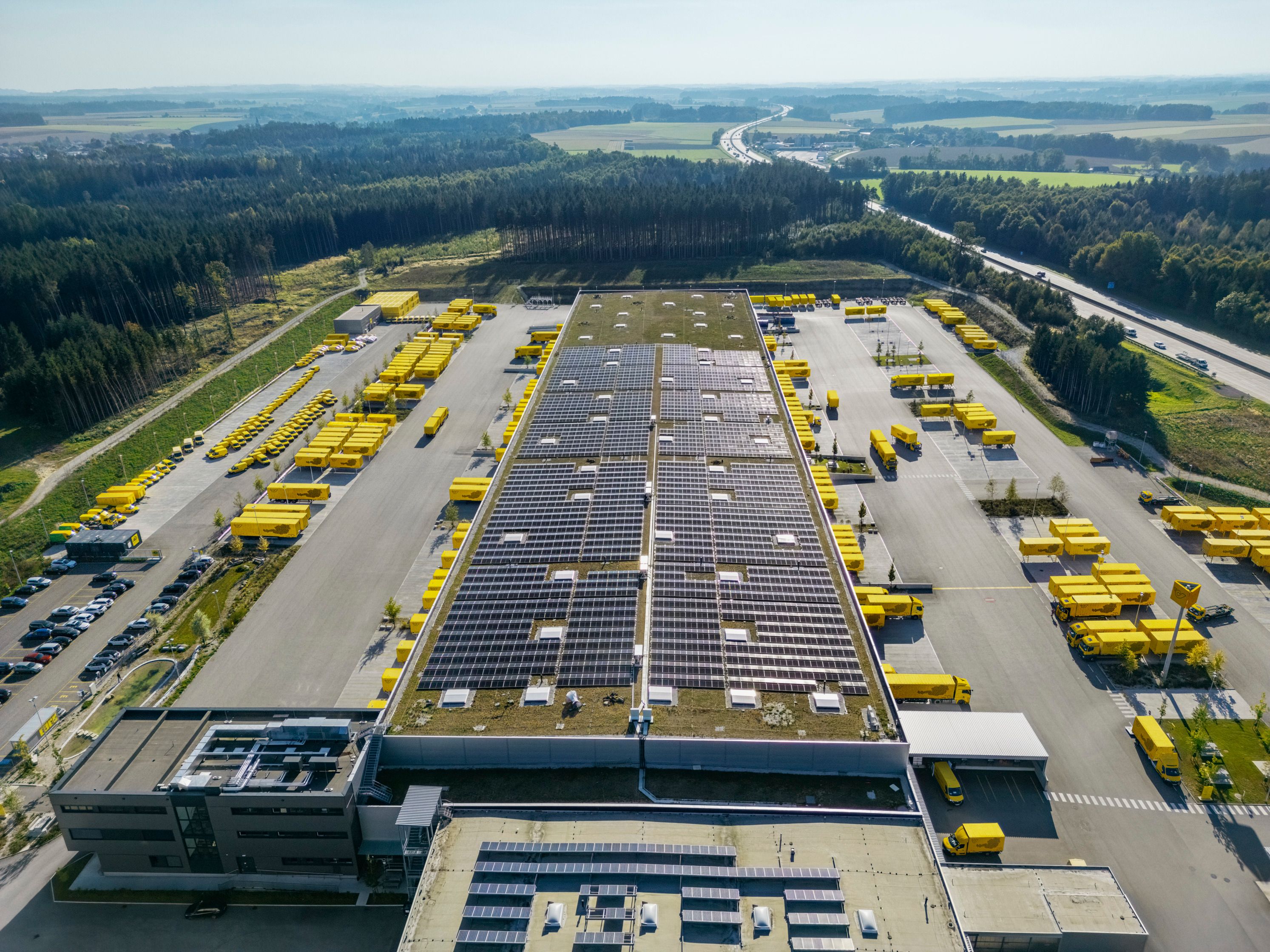 Die Post sucht in Oberösterreich – im Bild das Logistikzentrum in Allhaming (Bez. Linz-Land) – 160 zusätzliche Beschäftigte.