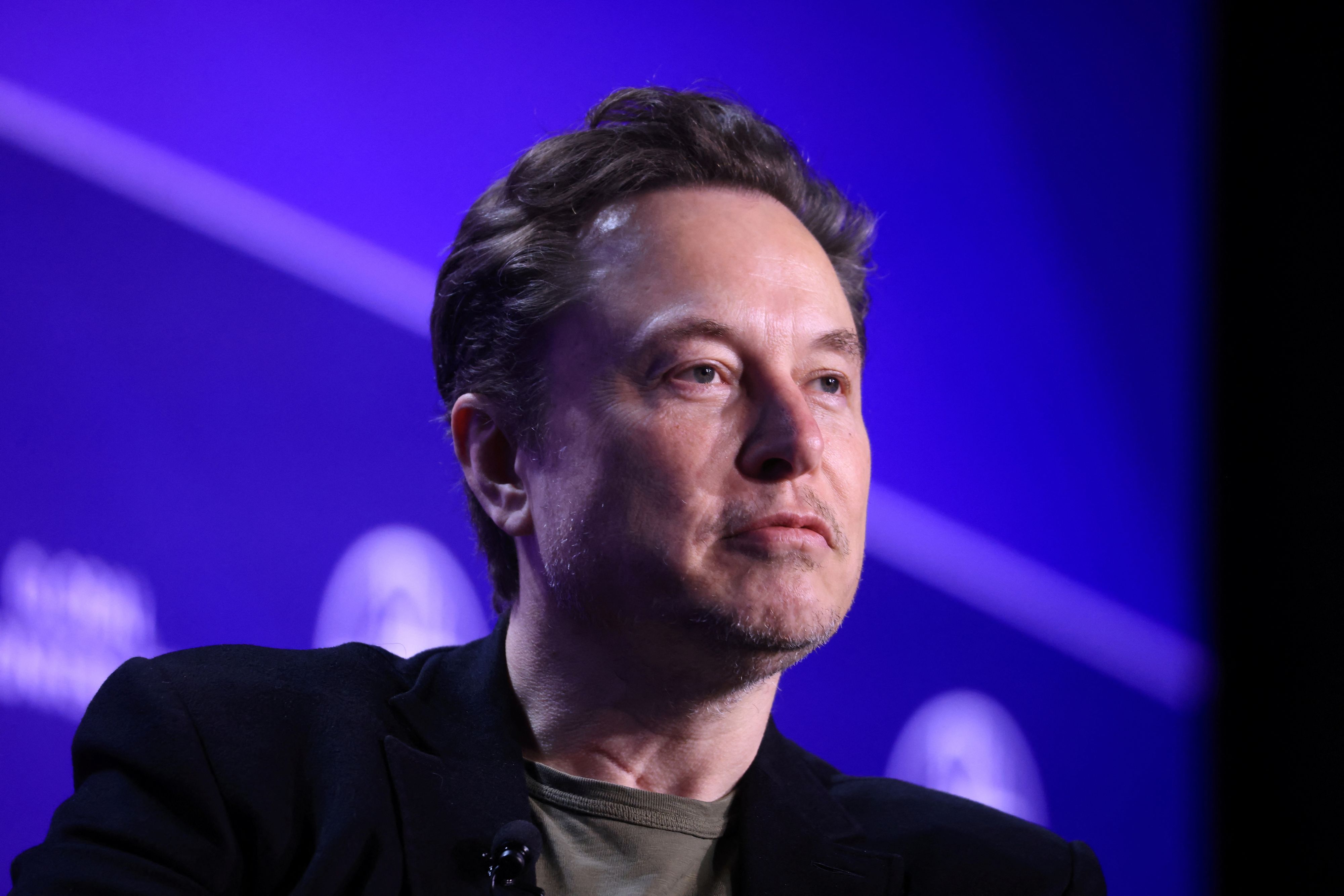 Elon Musks Vermögen hat laut Bloomberg die Marke von 400 Milliarden Dollar überschritten. Das sei eine Weltpremiere.