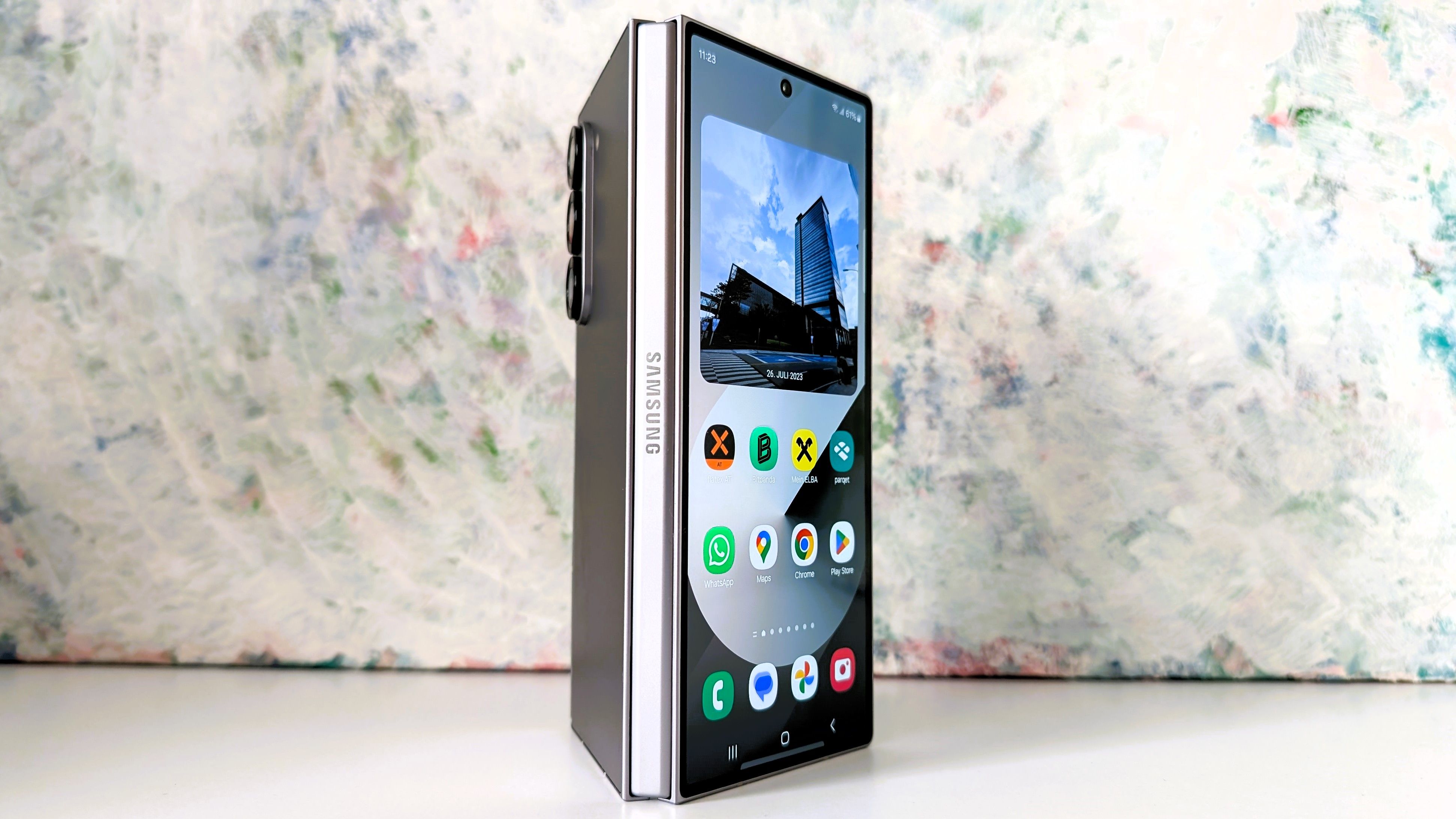 Das Samsung Galaxy Z Fold6 macht wenig neu, dafür aber alles richtig. Die größten Highlights sind die helleren Displays und der neue Formfaktor.