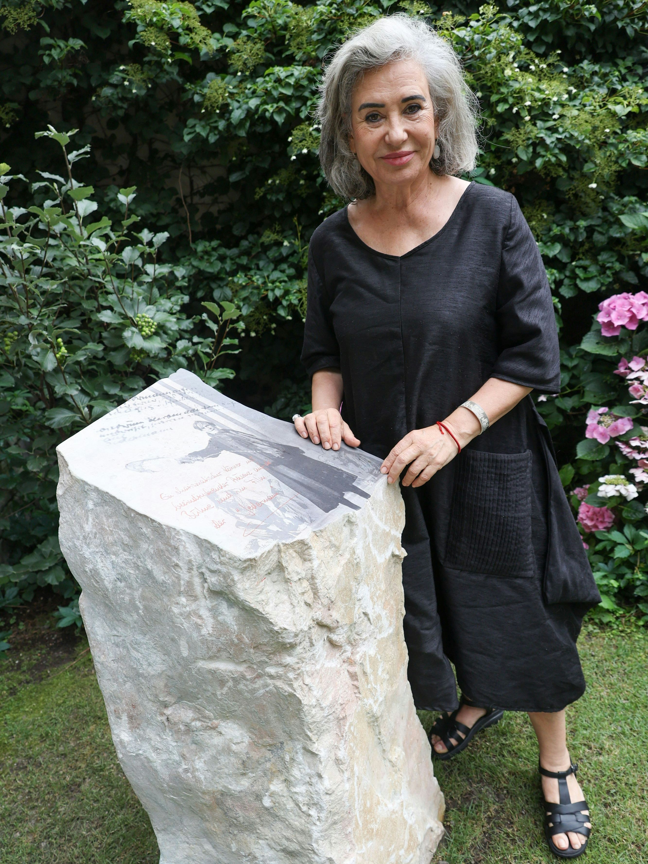Brigitte Karner mit dem Gedenkstein für ihren verstorbenen Mann Peter Simonischek