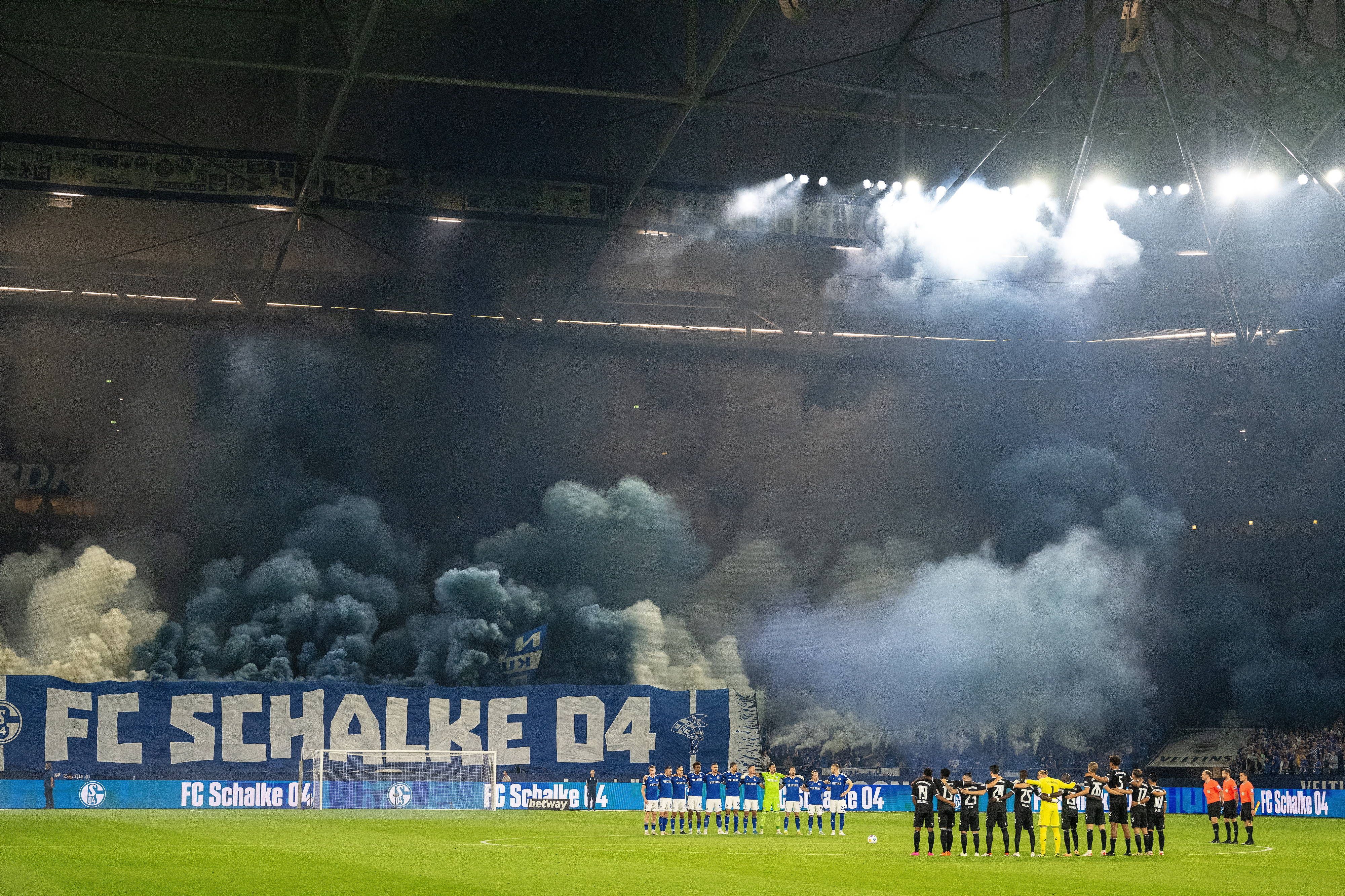In den deutschen Stadien zählt die verbotene Pyrotechnik zur Fan-Kultur.