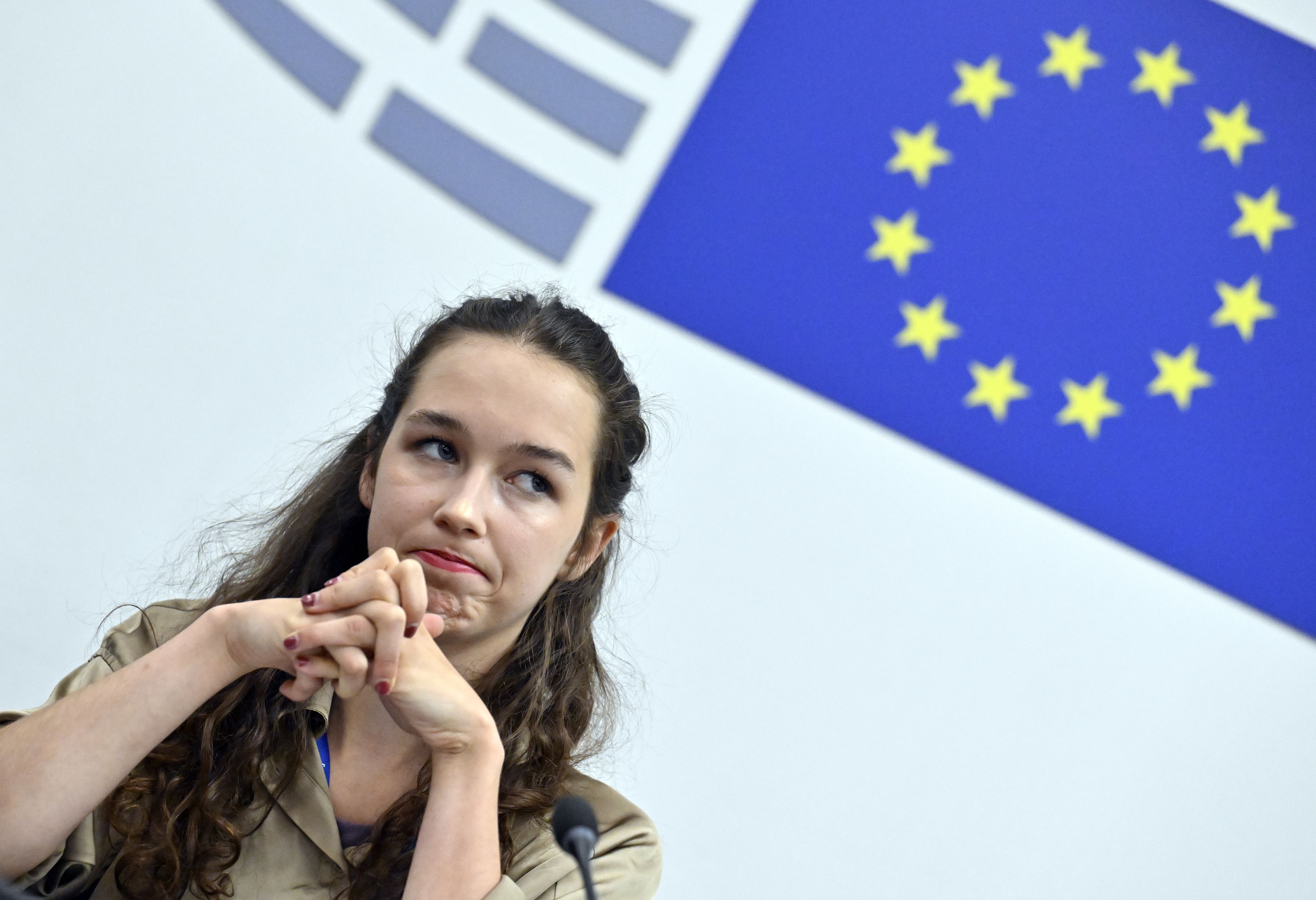 Die grüne EU-Abgeordnete Lena Schilling am Mittwoch, 17. Juli 2024, im Rahmen einer Pressekonferenz im Europäischen Parlament in Straßburg.
