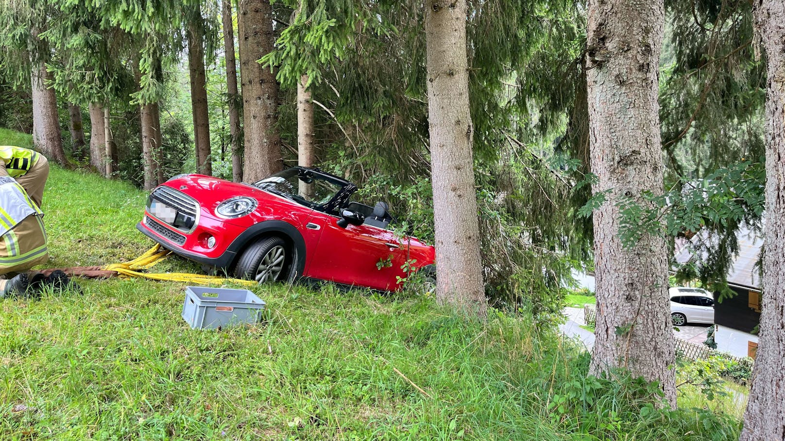 Von Straße abgekommen – Lenker landet bei Crash im Wald
