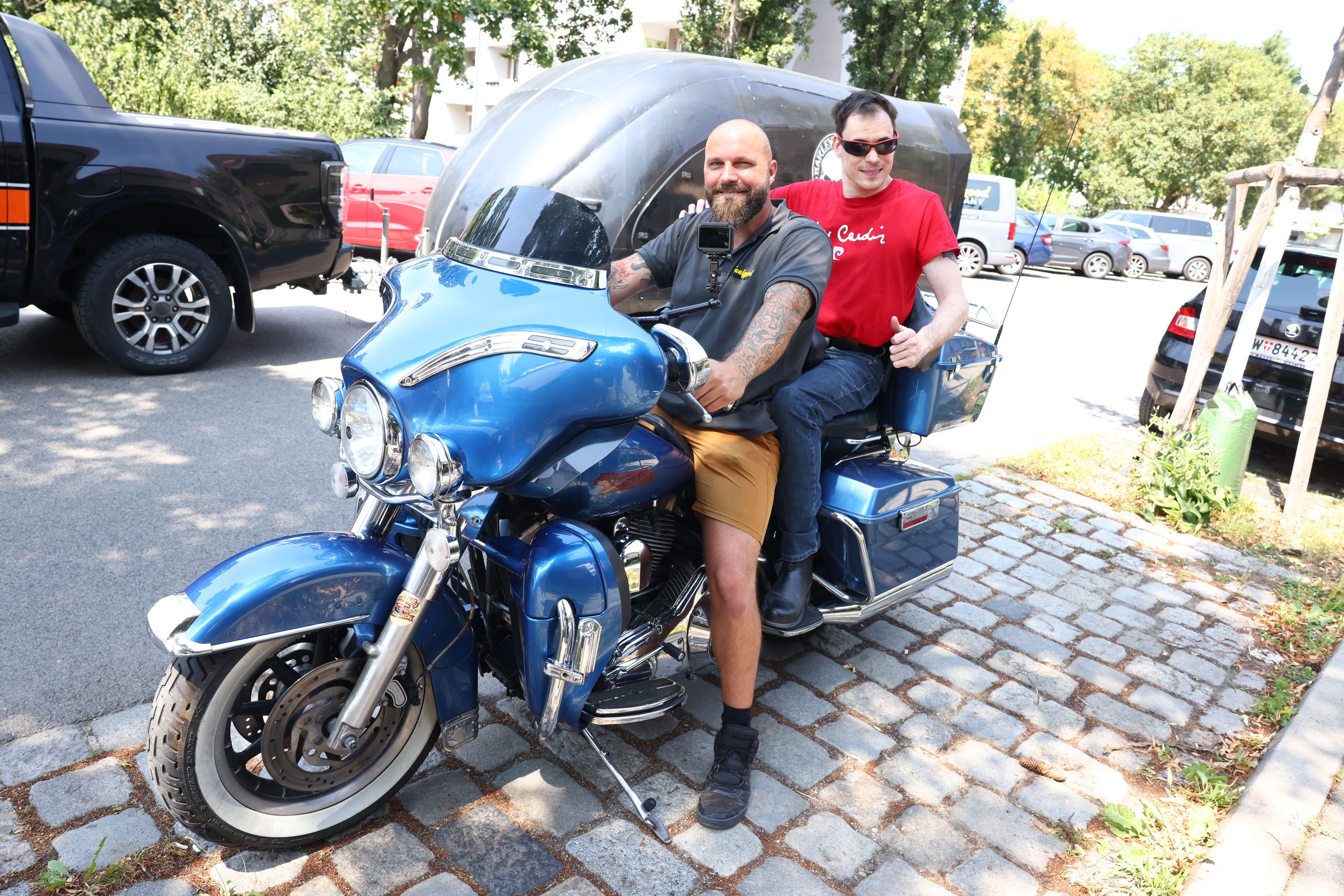 Hannes K. mit seinem Chauffeur Christoph auf der Harley.